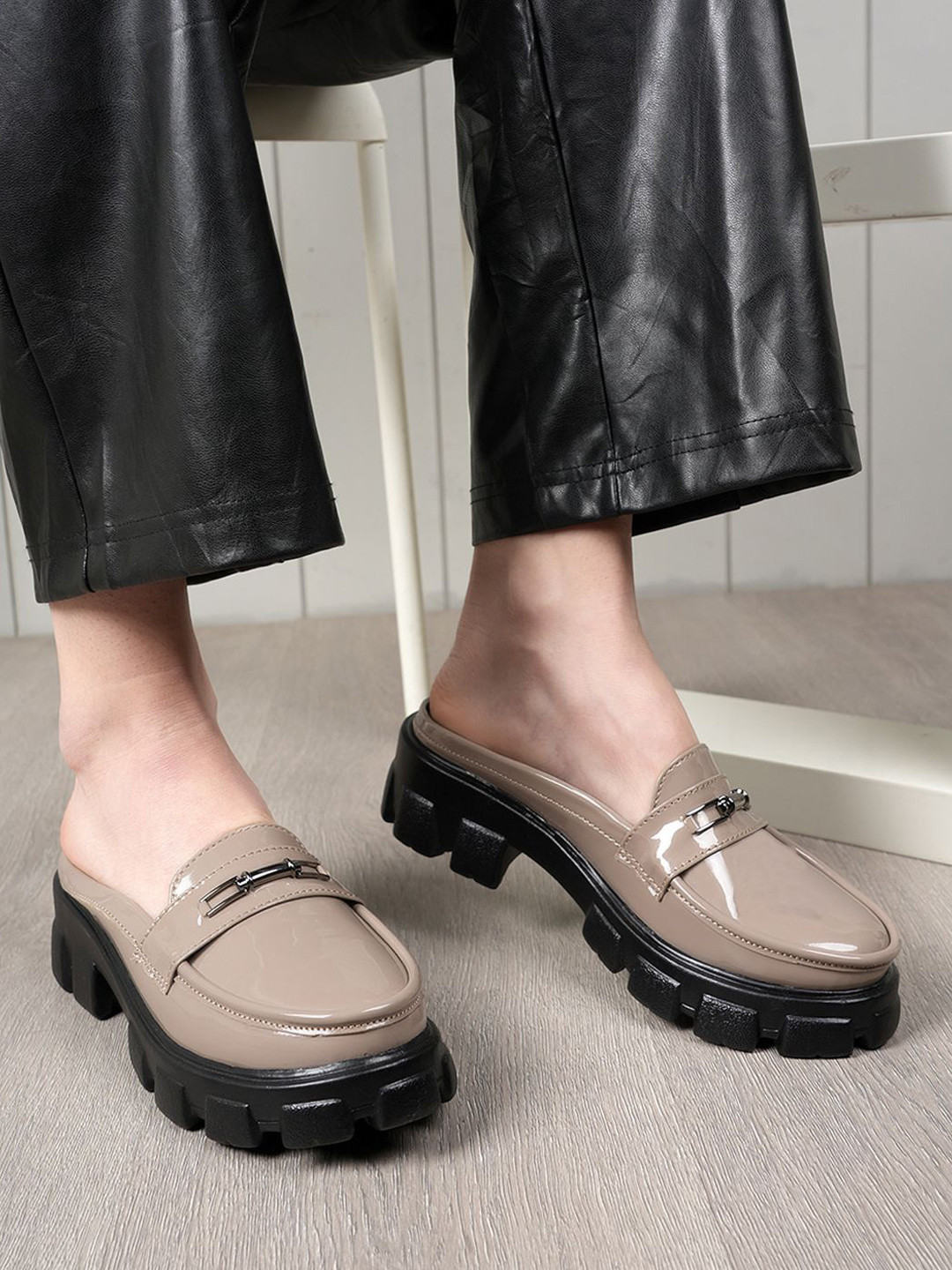 The Roadster Lifestyle Co. Women Solid Regular Round Toe Clog Casual Shoes