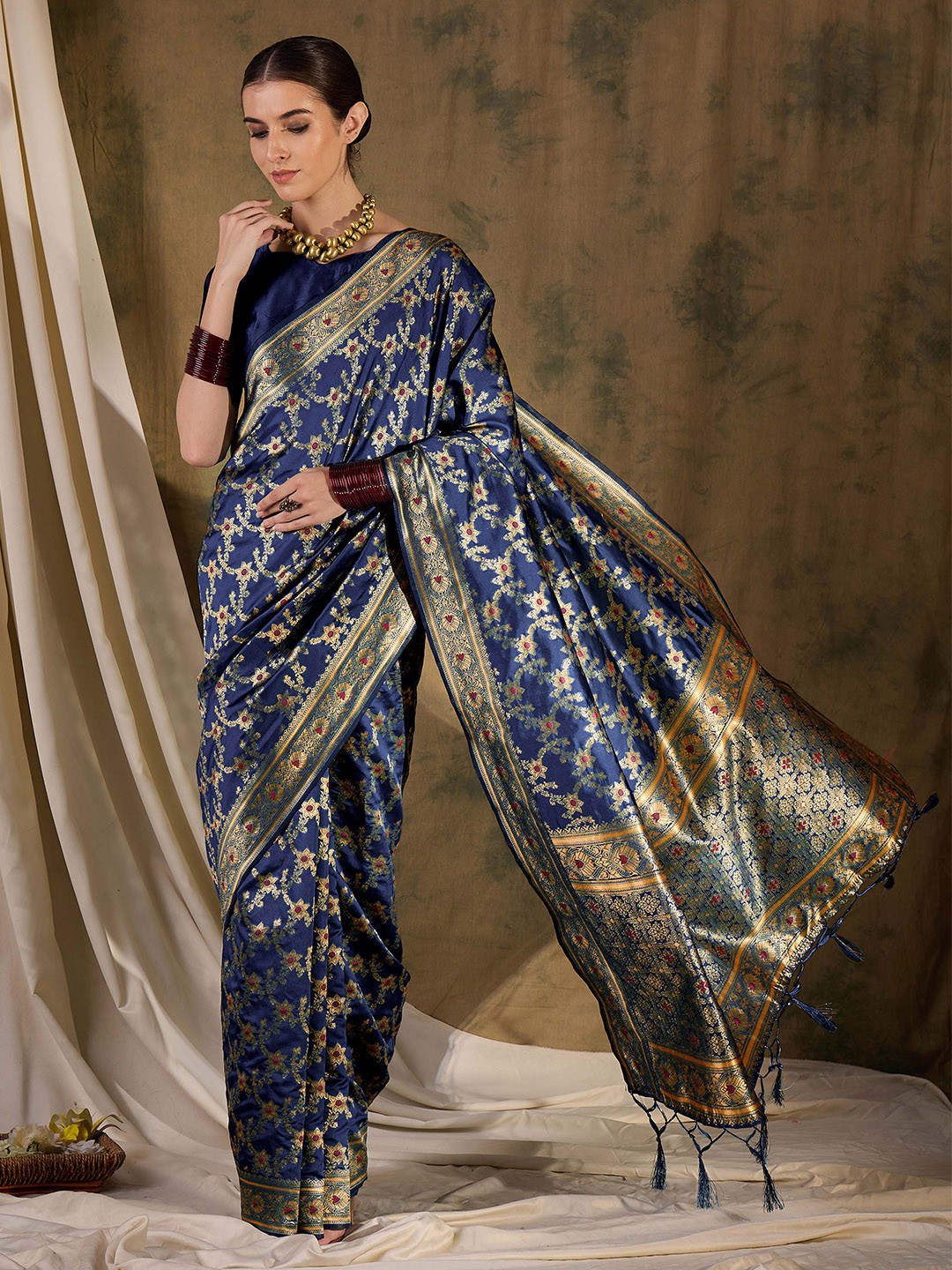 Sangria Floral Woven Design Zari Banarasi Saree With Blouse Piece