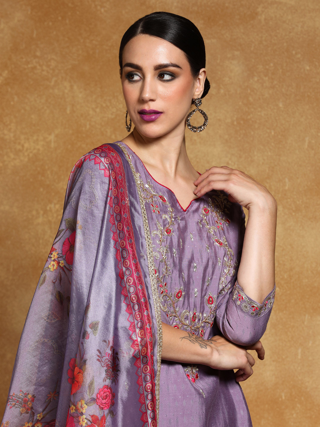 Varanga Women Floral Embroidered Regular Kurta with Trousers & With Dupatta