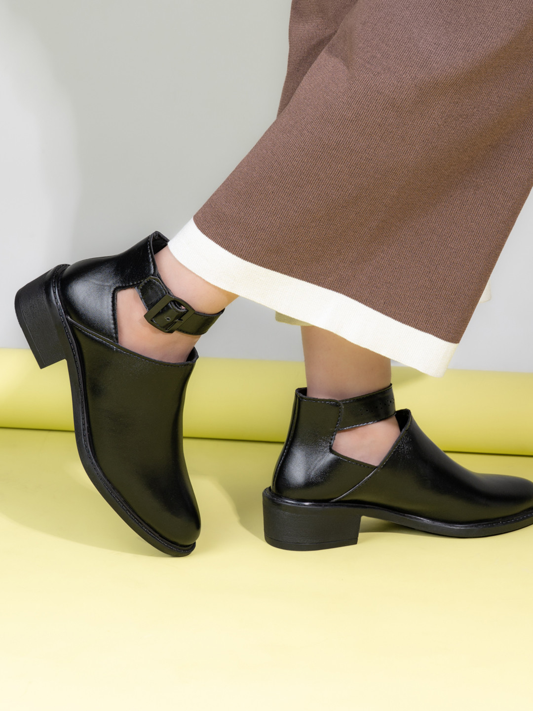 Roadster The Lifestyle Co Women Round Toe Block-Heeled Chelsea Boots