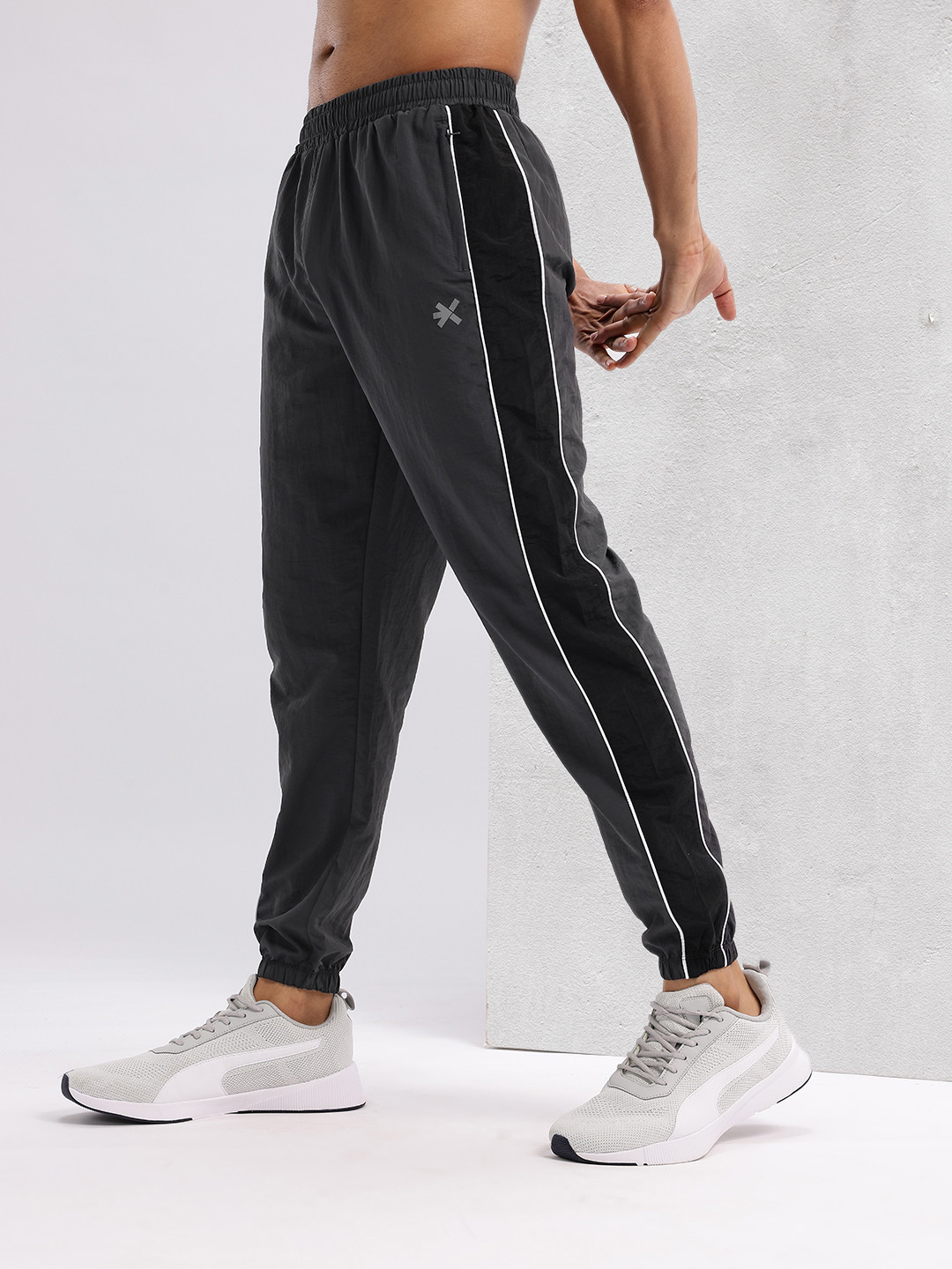 HRX by Hrithik Roshan Men Contrast Stitching Mid-Rise Rapid-Dry Running Joggers