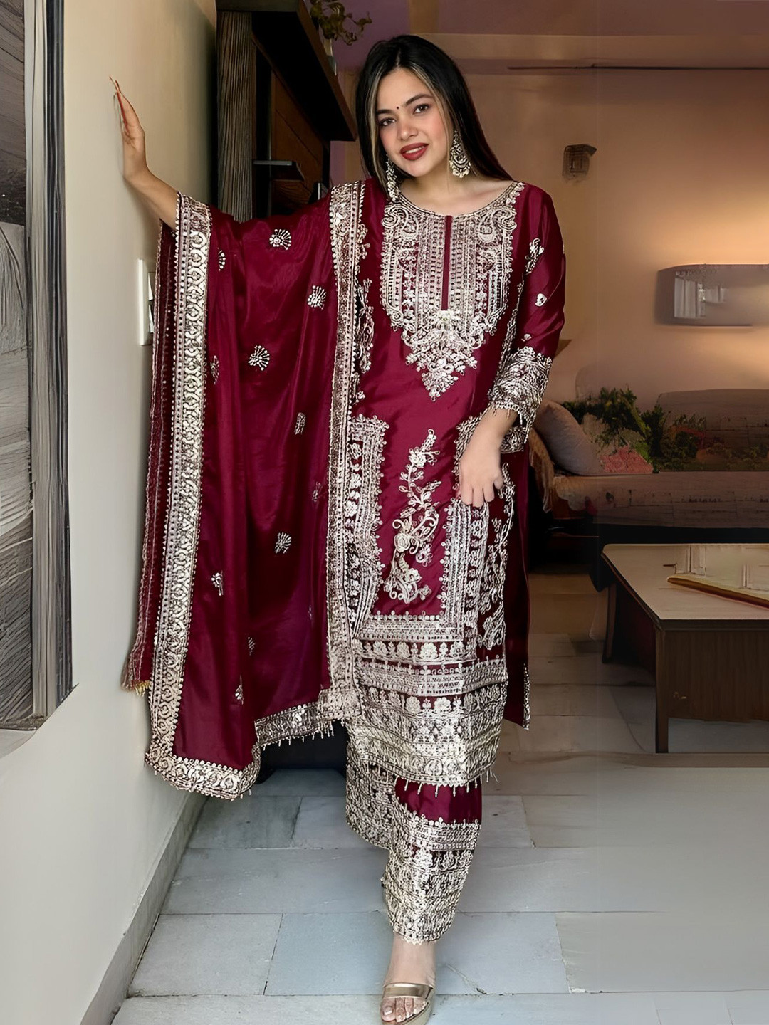 Piludi Women Floral Embroidered Thread Work Kurta with Trousers & With Dupatta Kurta Sets