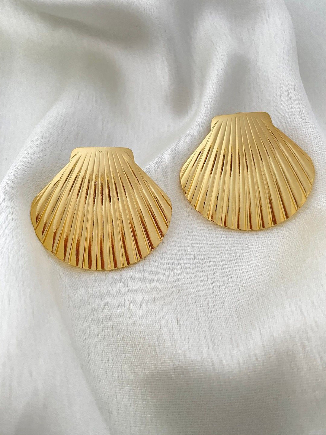 ISHKAARA Shell Earrings With Stainless Steel Anti Tarnish And Waterproof Hoop Earrings