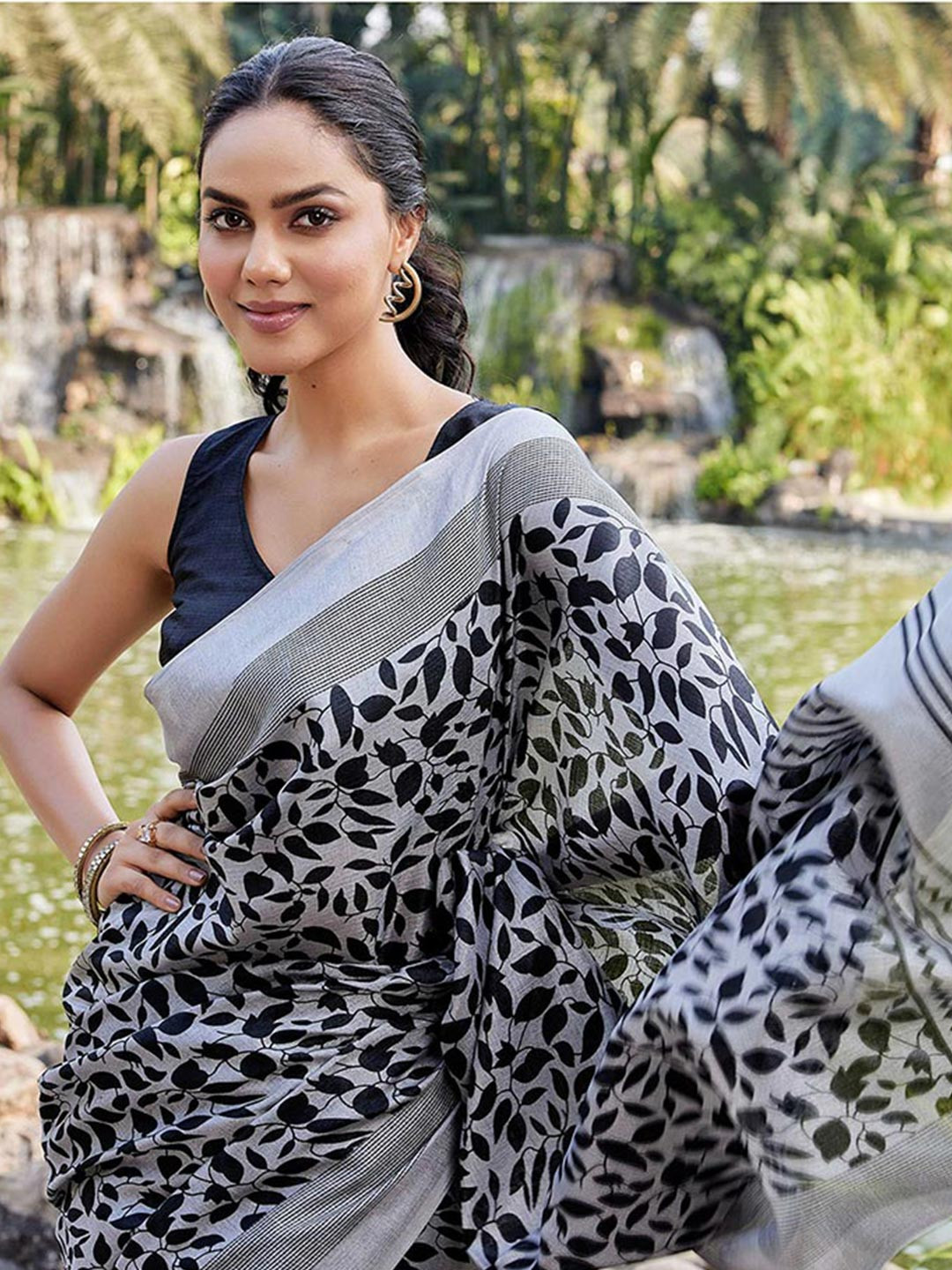 KALINI Floral Print Saree with Matching Unstitched Blouse Piece