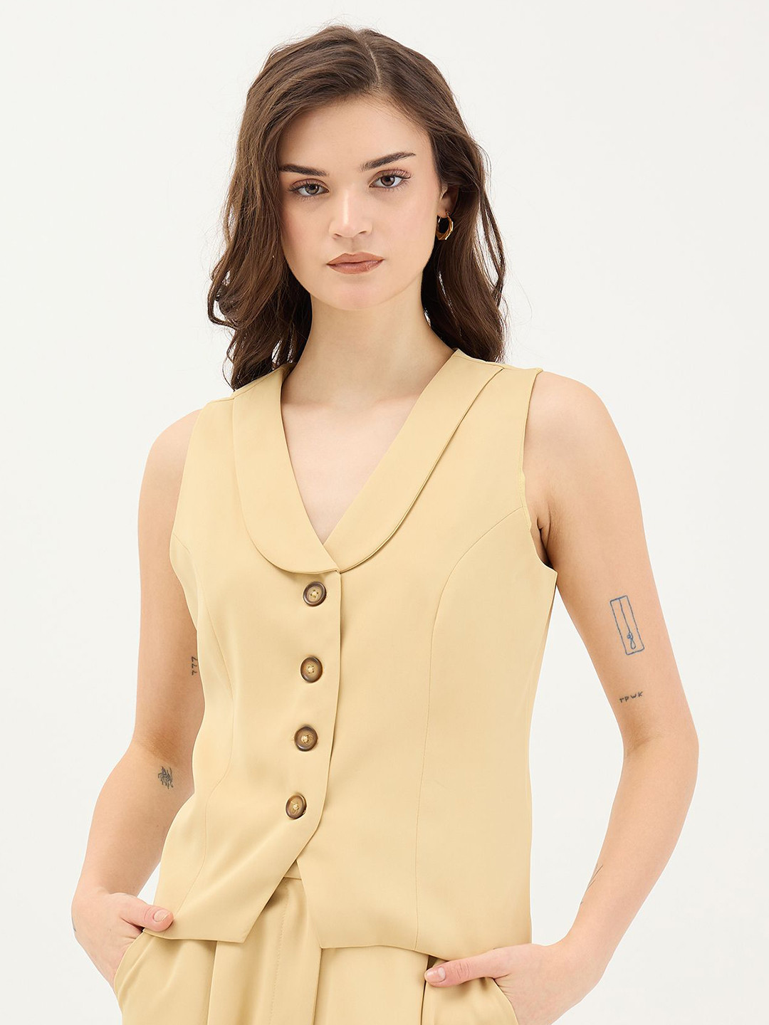 ELLE Solid V-Neck Lapel Fitted Horn Button Tank Top