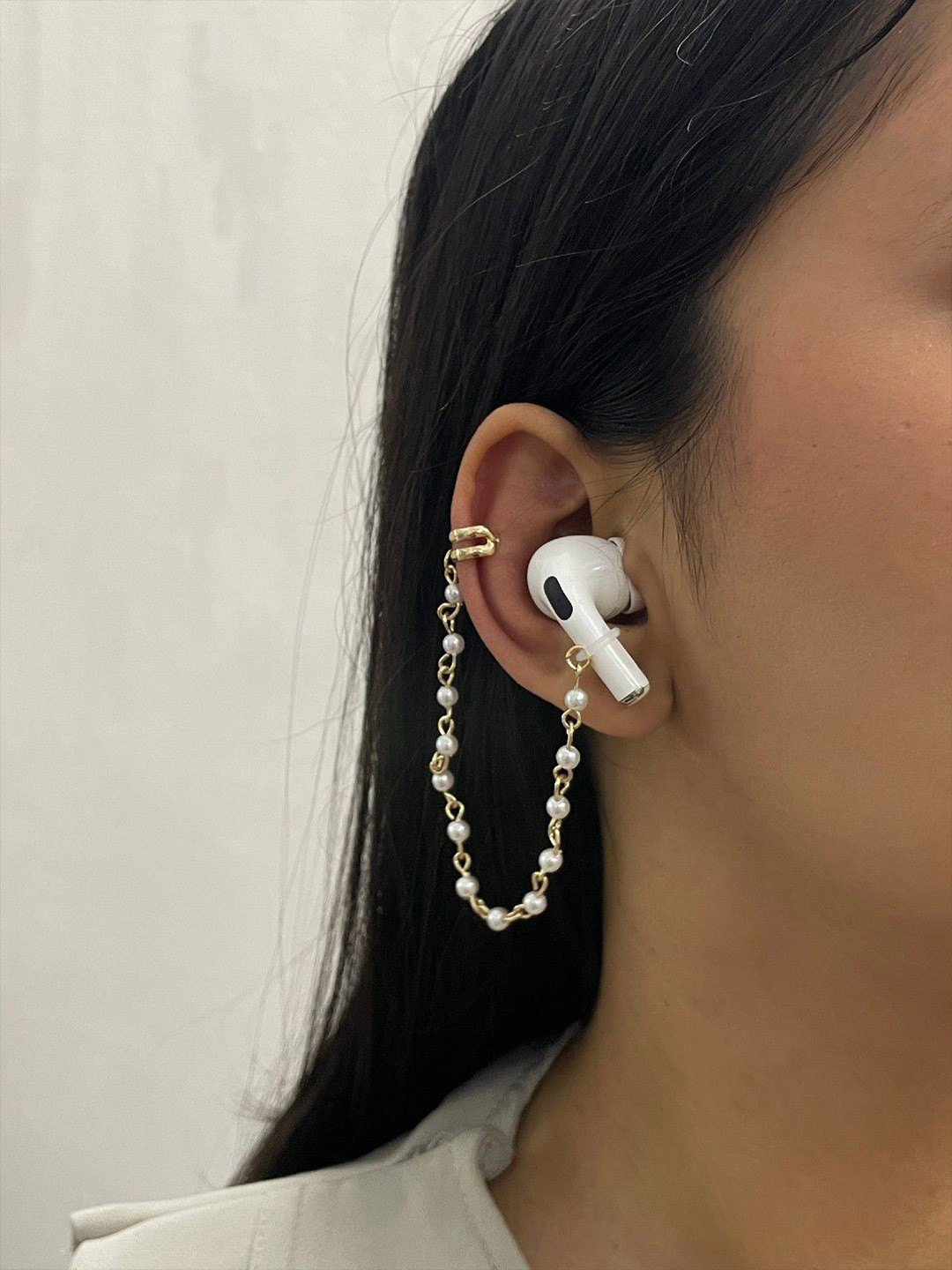 ISHKAARA Gold-Plated Contemporary Pearly Ear Cuff Earrings