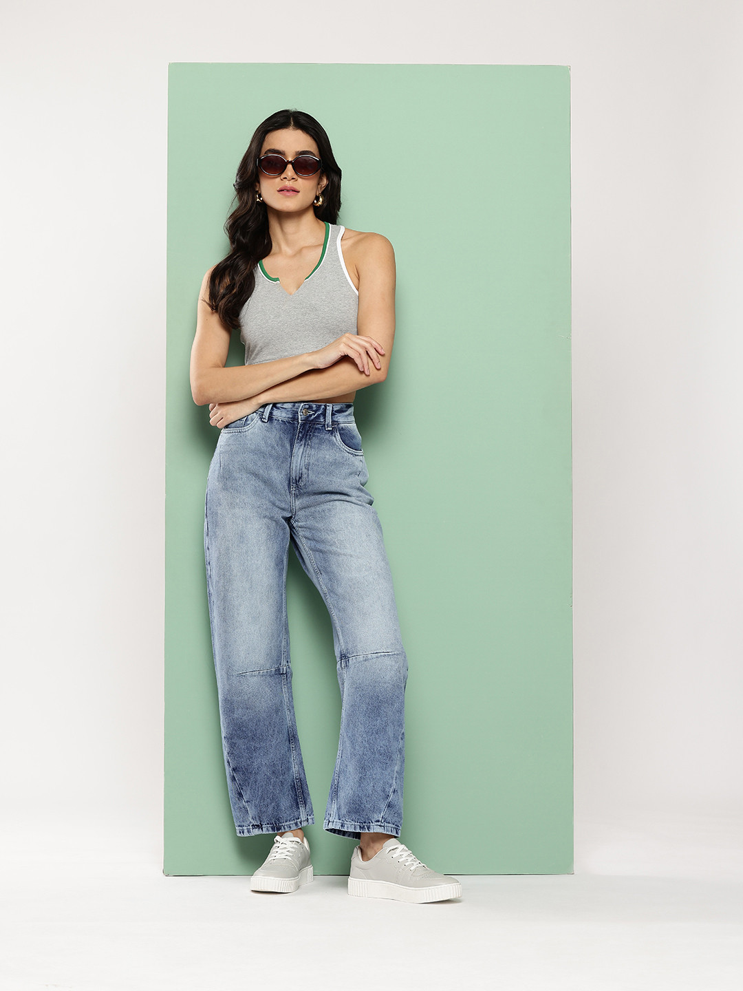 Killer Women Mid-Rise Heavy Fade Barrel Fit Jeans