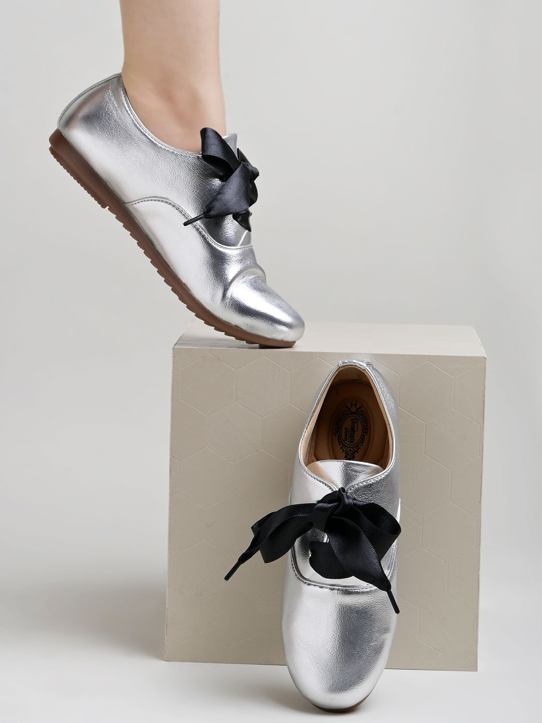 Stylestry Women Textured Round Toe Driving Shoes