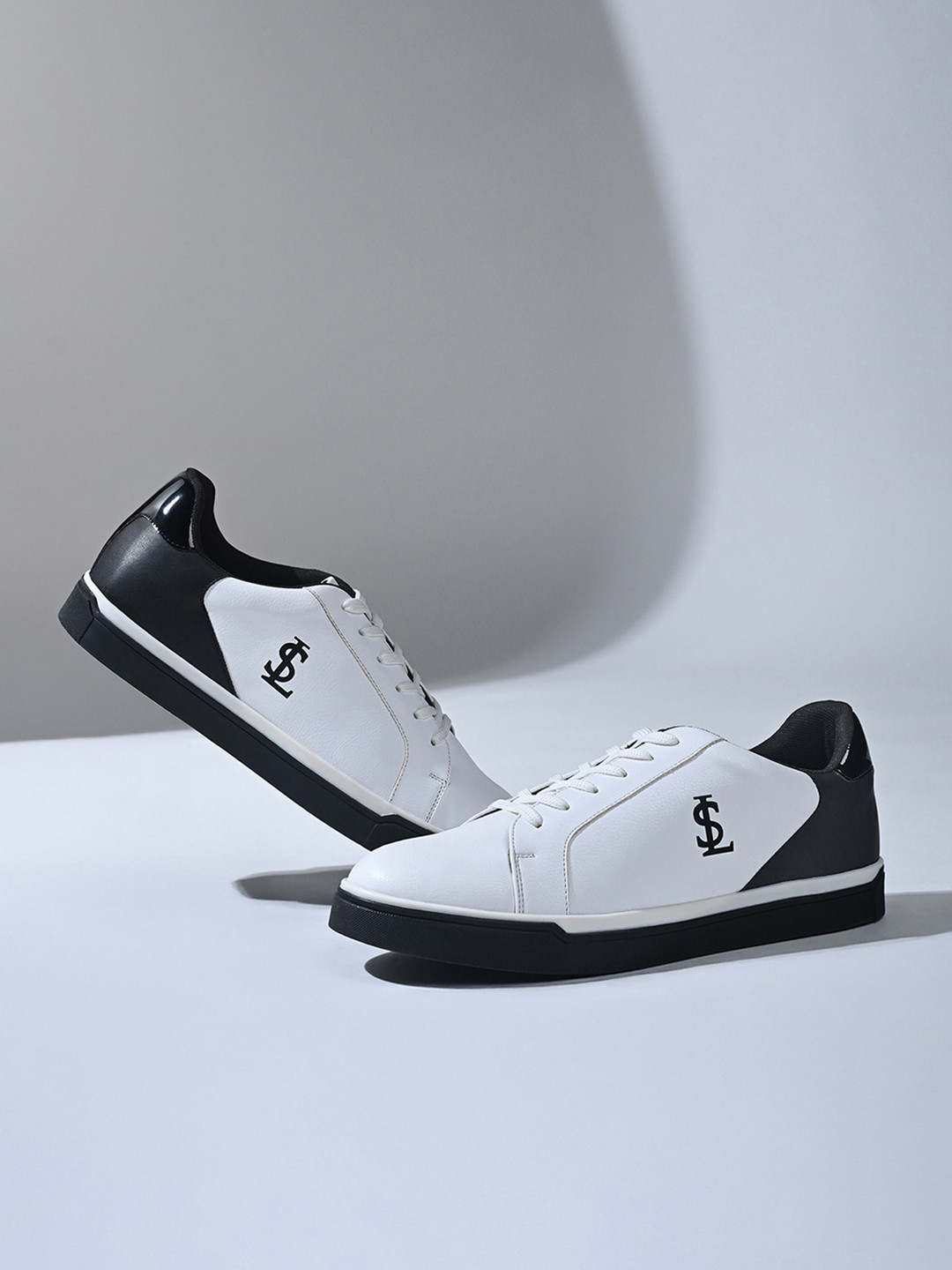 LOUIS STITCH Men White and Black Comfortable Lace-Up Sneaker