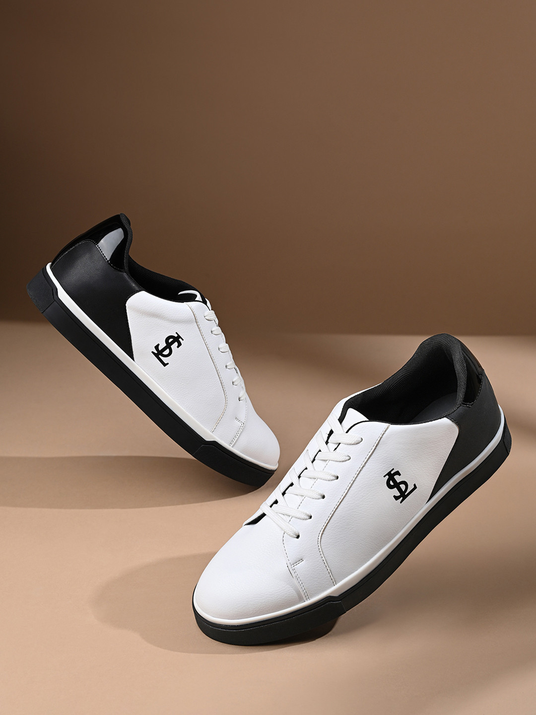 LOUIS STITCH Men White and Black Comfortable Lace-Up Sneaker