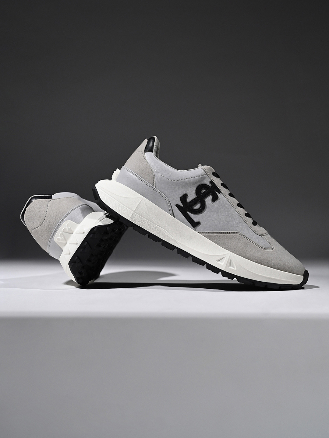 LOUIS STITCH Dutch Men Grey Comfortable Lace-Up Sneaker