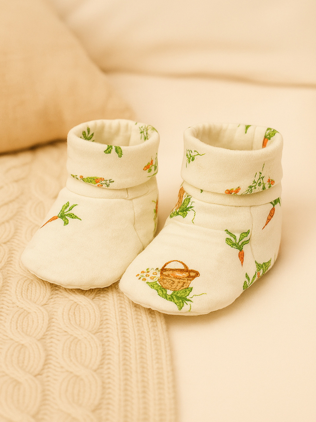 THE BABY TRUNK Infant Peter Rabbit Print Organic Cotton Booties