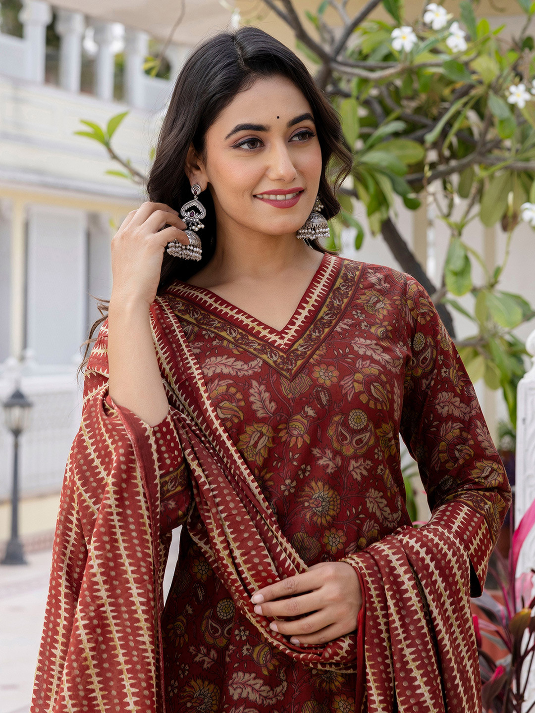 SKYLEE Women Floral Printed V-Neck Kurta with Trousers & With Dupatta