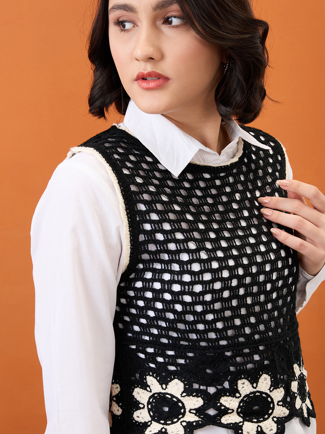 Globus Round Neck Floral Embroidered Crochet Crop Vest Top