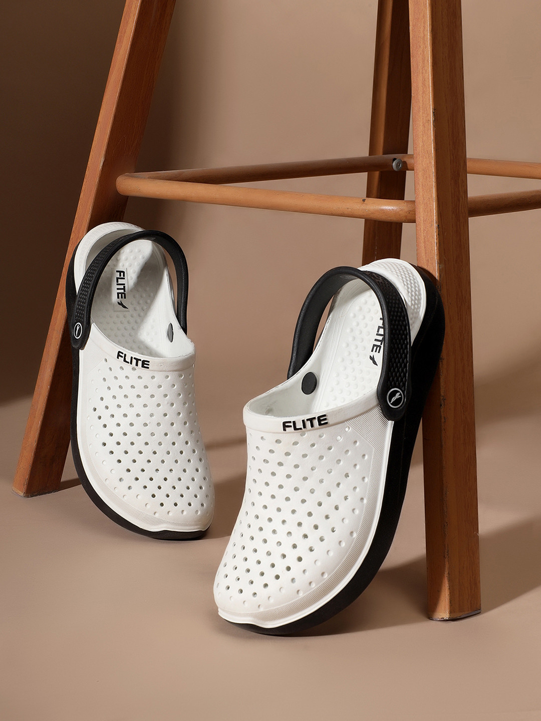 FLITE Men Self Design Rubber Clogs