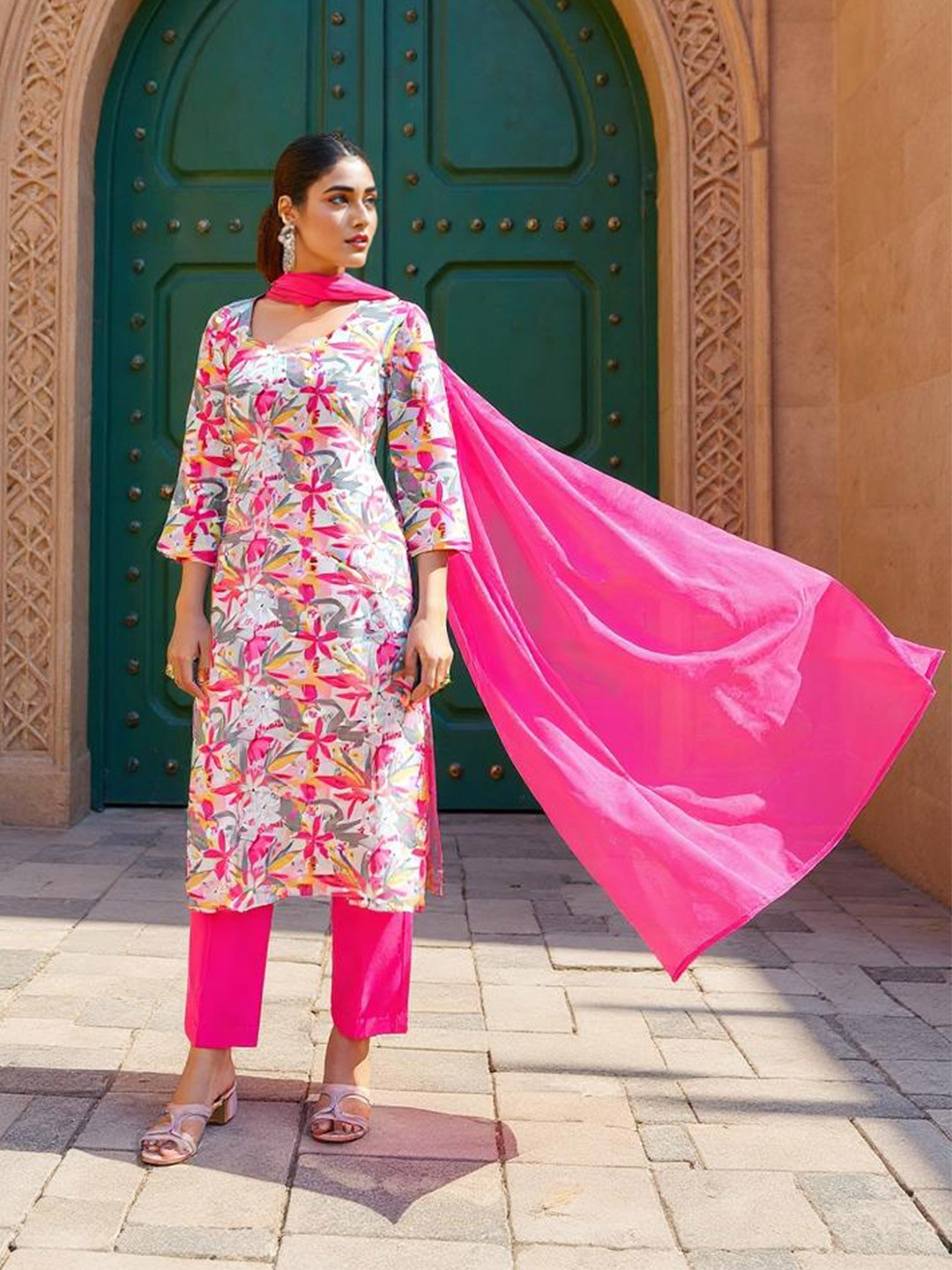 SZN loral Printed Sweetheart Neck Kurta With Trousers & Dupatta