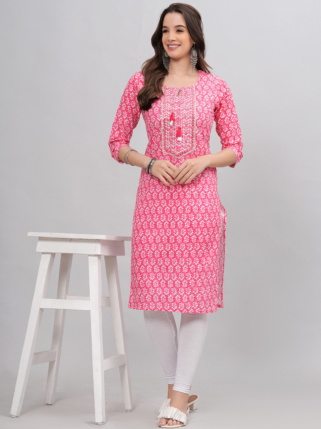 OH MI DIOS Women Floral Printed Keyhole Neck Gota Patti Kurta