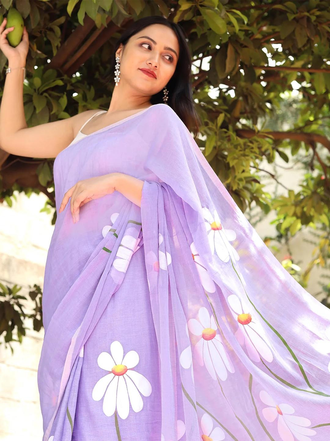 VILLAGIUS Women Floral Printed Pure Cotton Saree