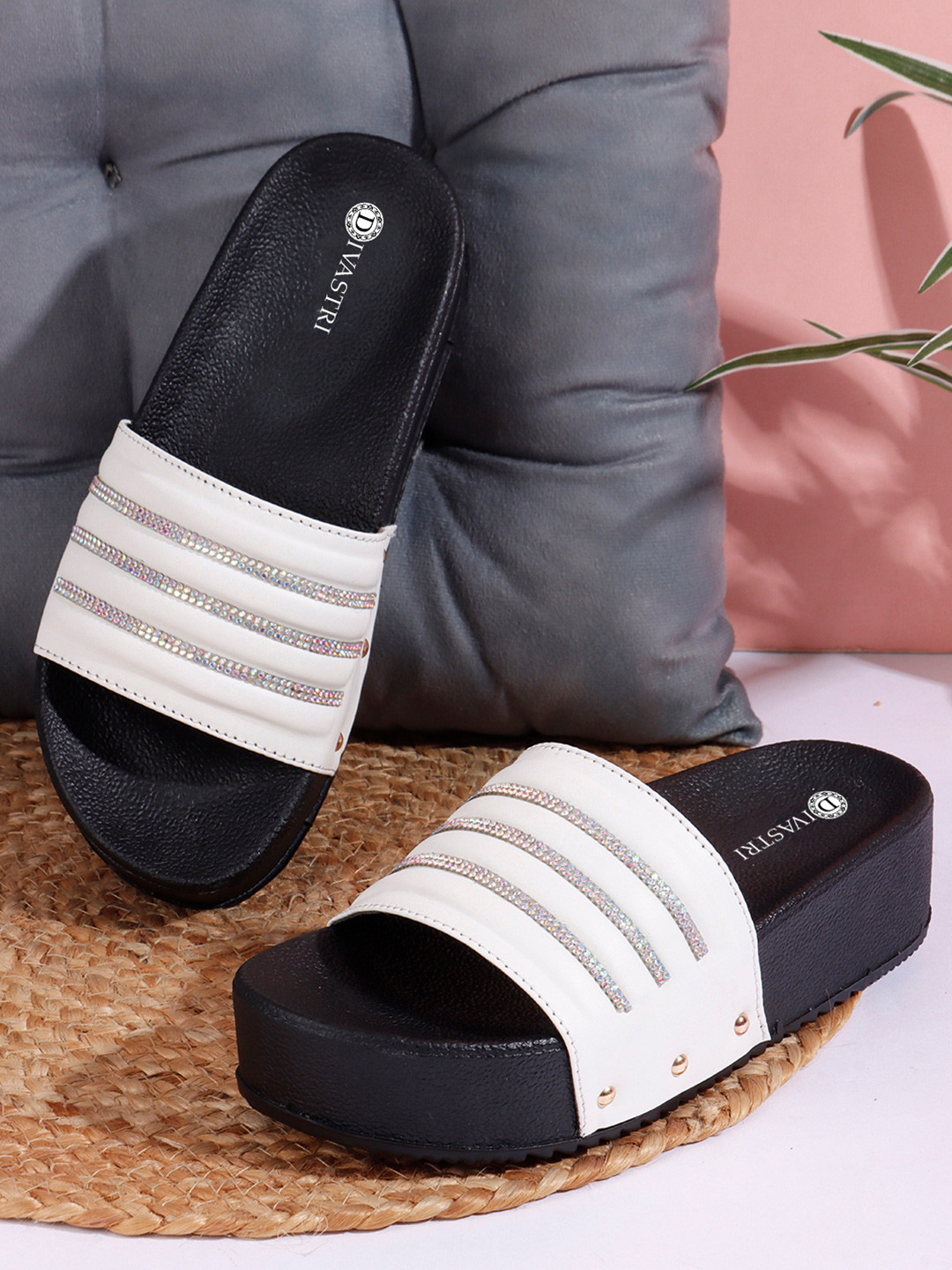 DIVASTRI Women Embellished Flats
