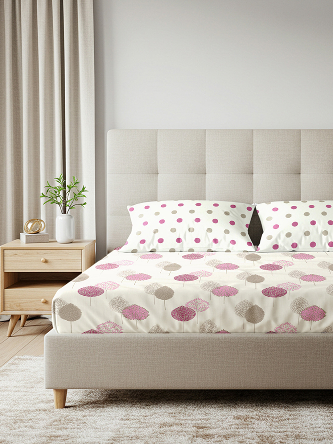 URBAN SPACE Off White & Pink Leaf Printed 200 TC King Bedsheet with 2 Pillow Covers
