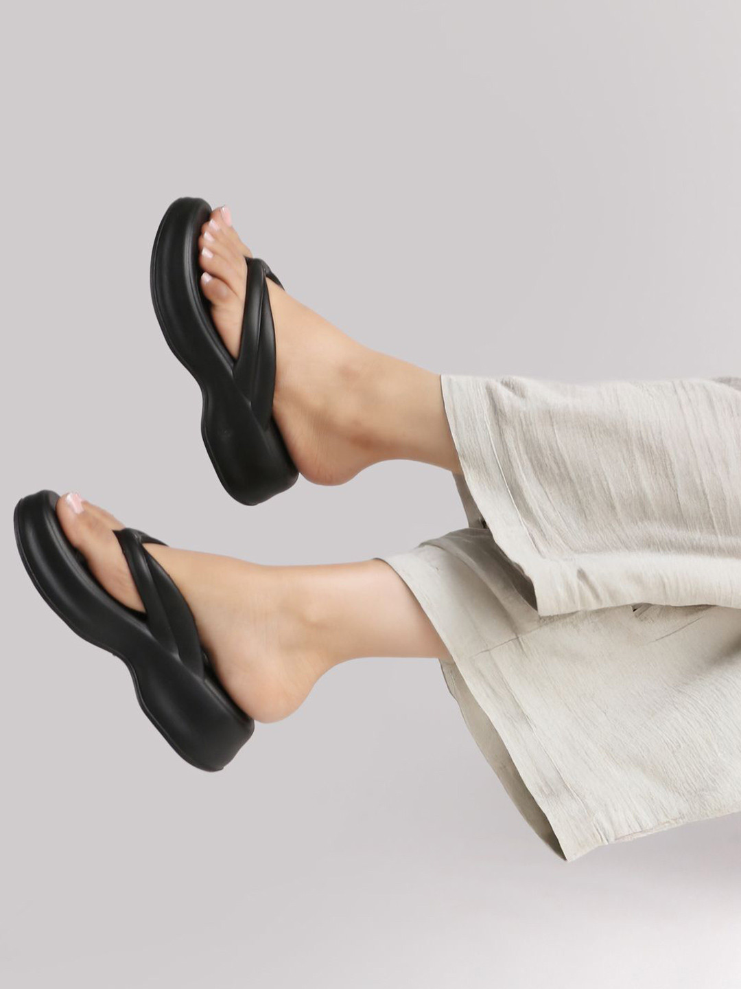 Carlton London Women Solid Chunky Flip-Flops