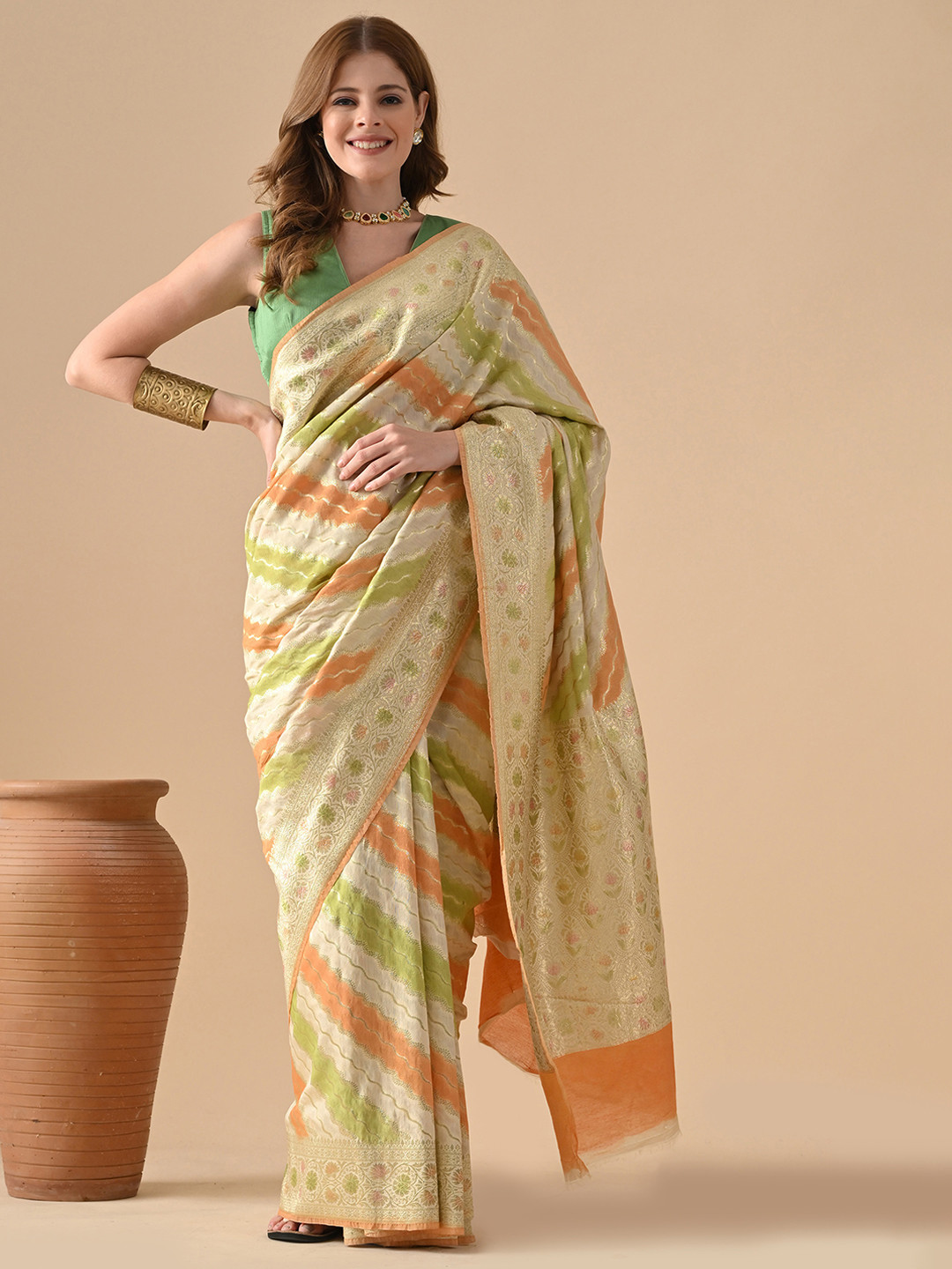 THE WEAVERS SHOP BY RAAVI Woven Design Zari Celebrity Banarasi Saree With Blouse Piece