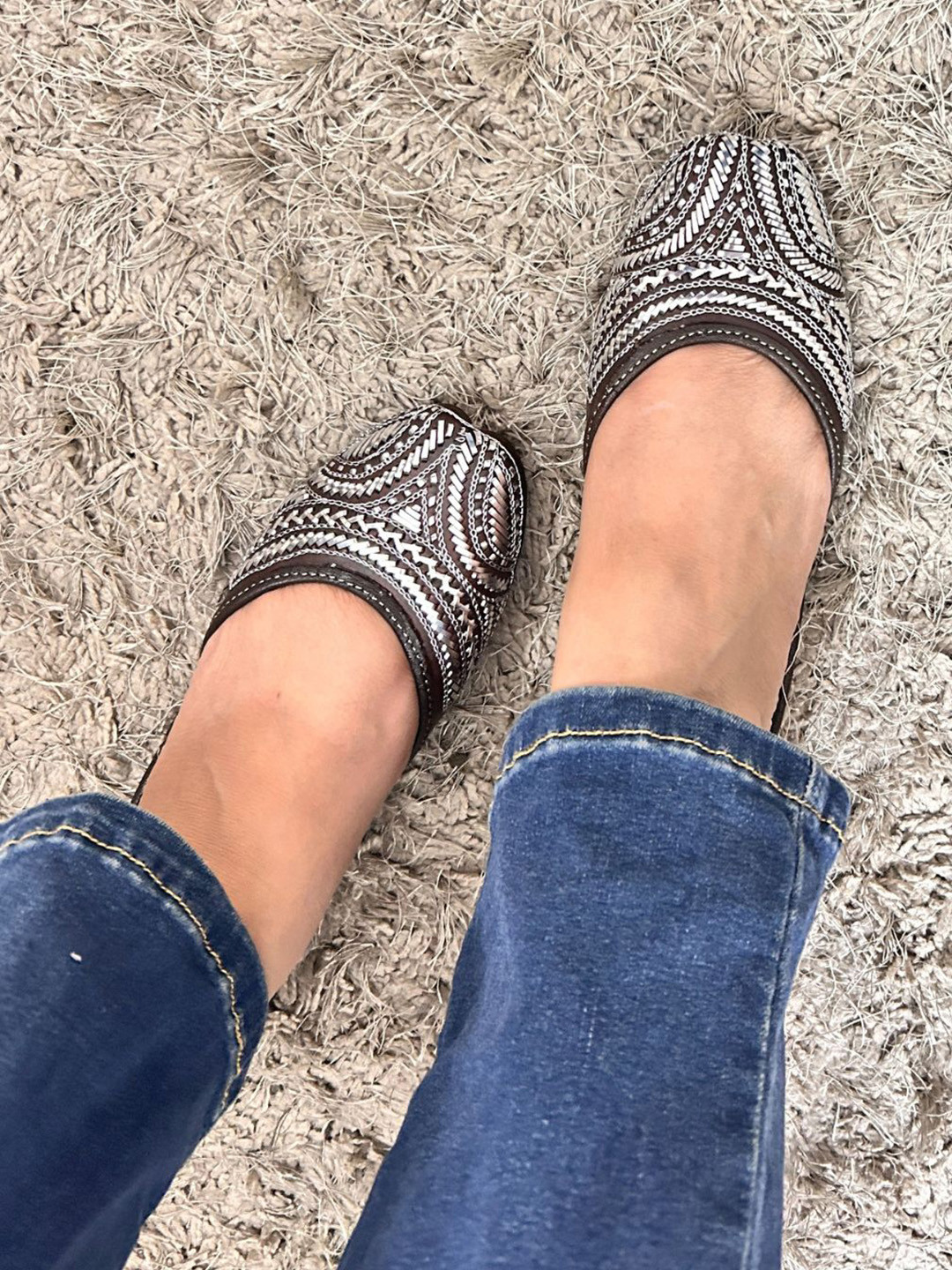 DESI COLOUR Women Embellished Round Toe Mojaris Flats