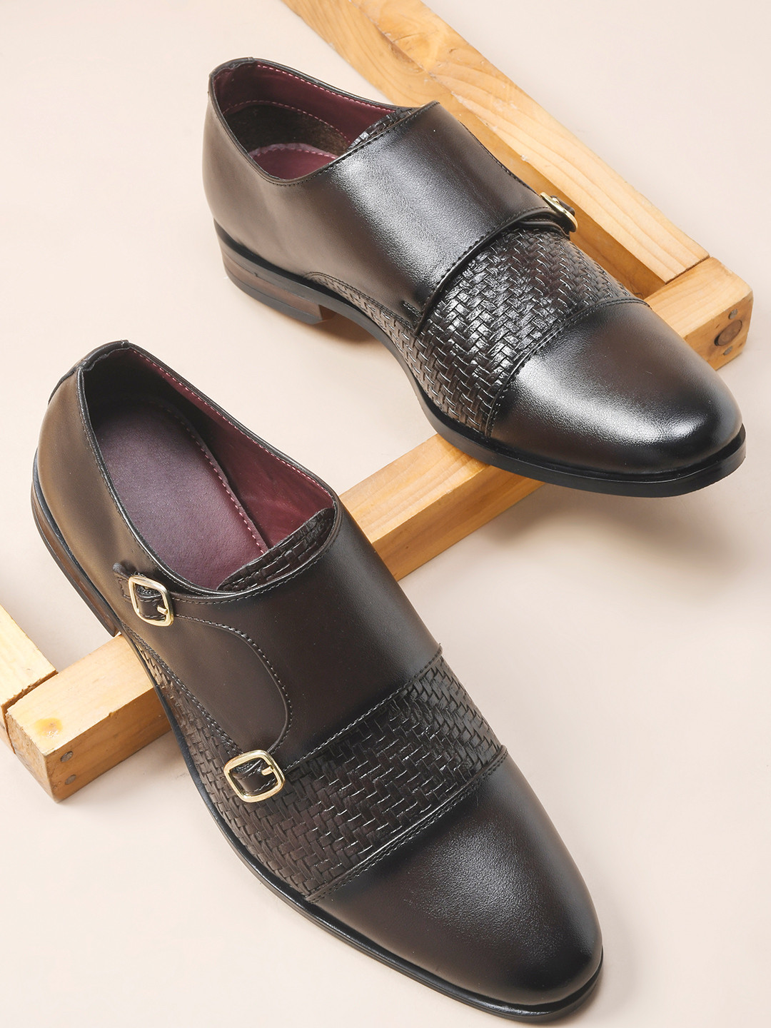WAVE WALKER Men Textured Round Toe Shoes