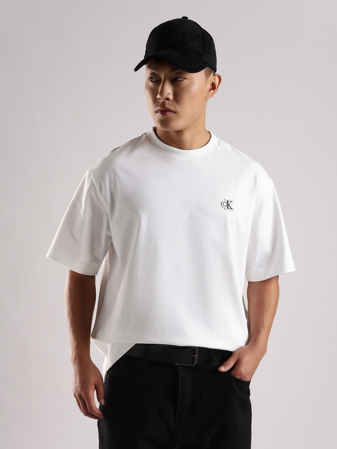 Calvin Klein Jeans Round Neck Drop-Shoulder Sleeves Cotton Applique Relaxed Fit T-shirt