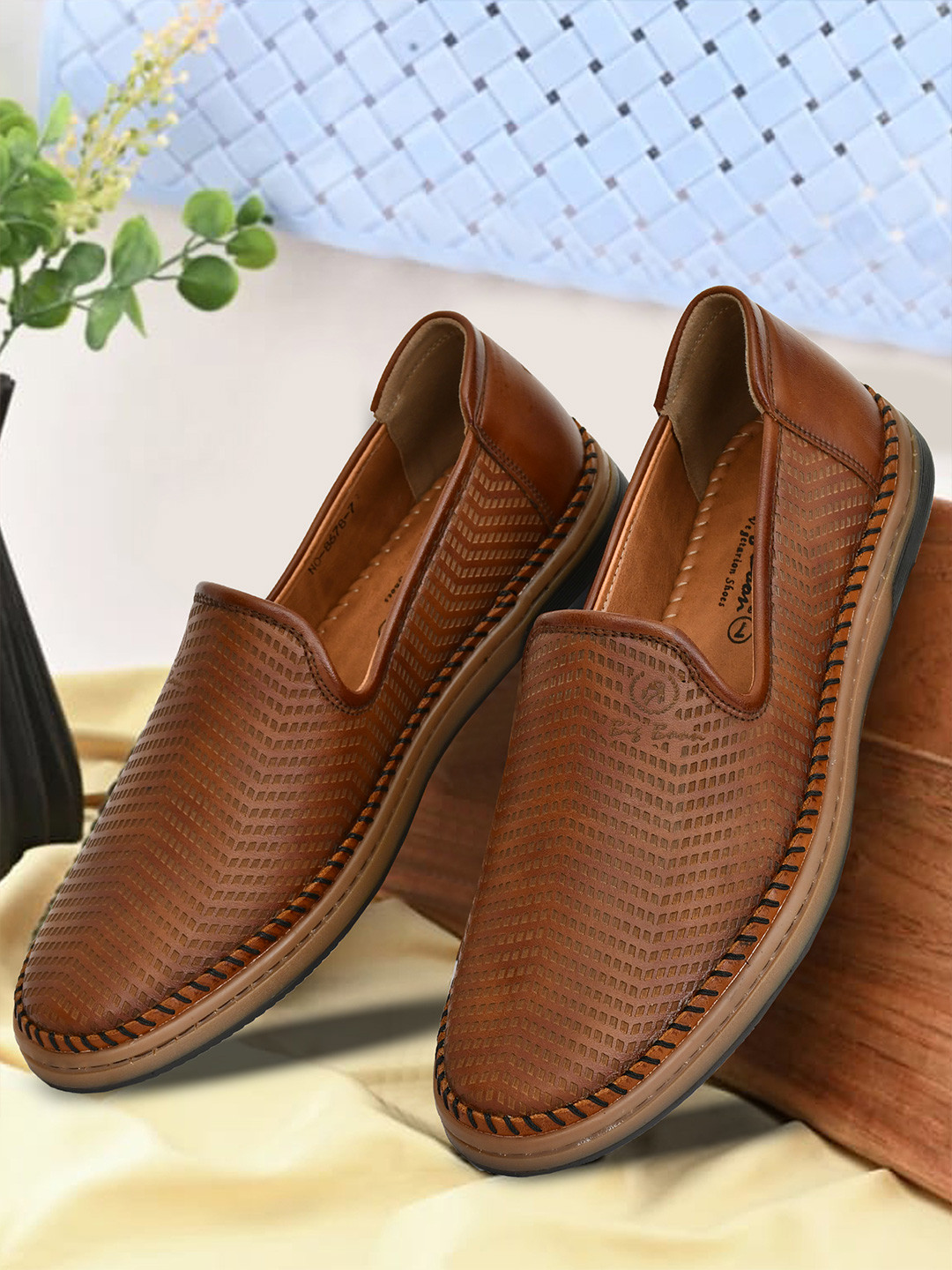 Big Boon Men Textured Round Toe Loafer