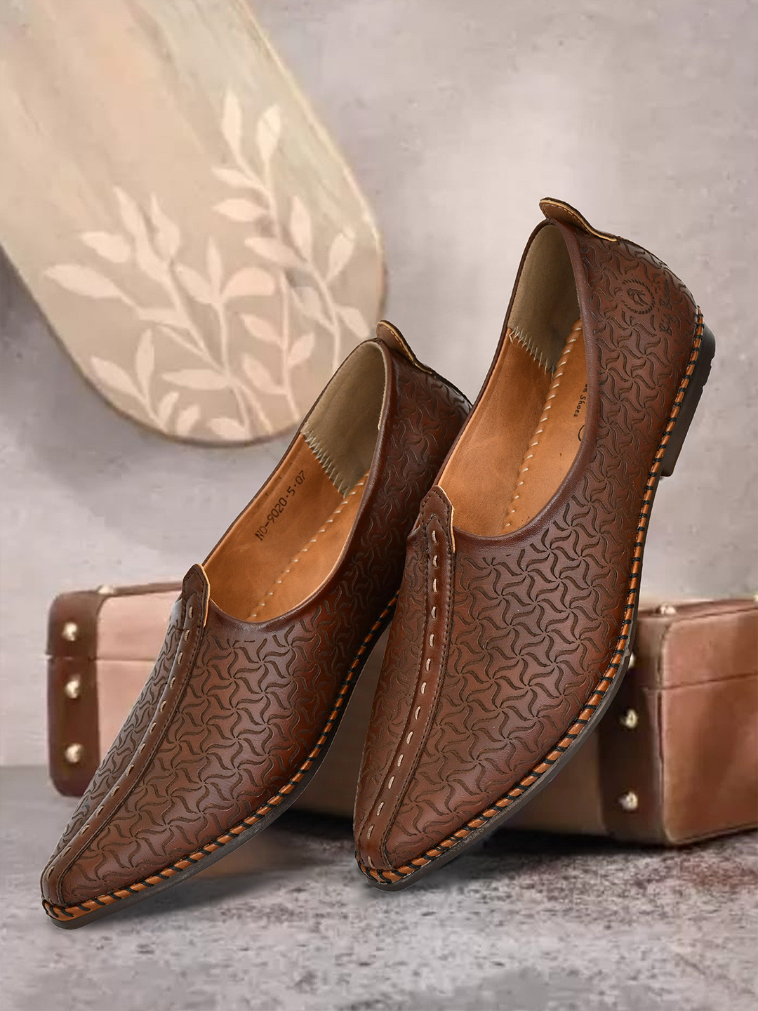 Big Boon Men Textured Pointed Toe Nagra Shoes