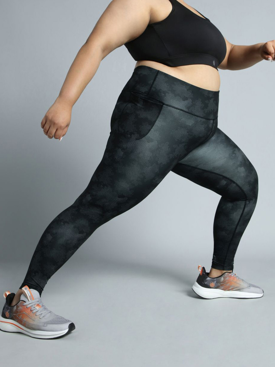 CULT Women Black Training Essential Plus Size Printed Tights