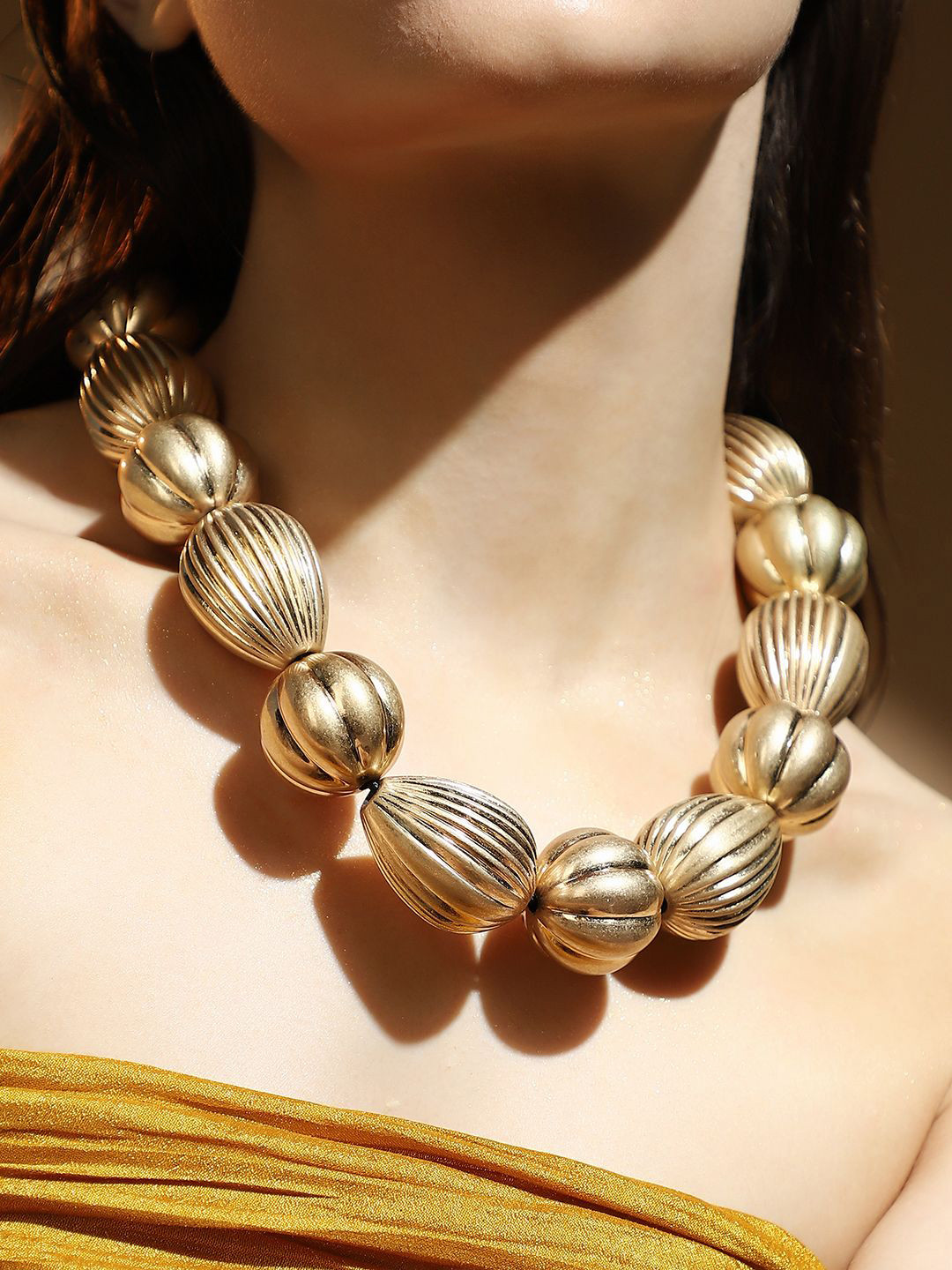 SOHI The Ribbed-Ovoid Collar Gold-Plated Necklace