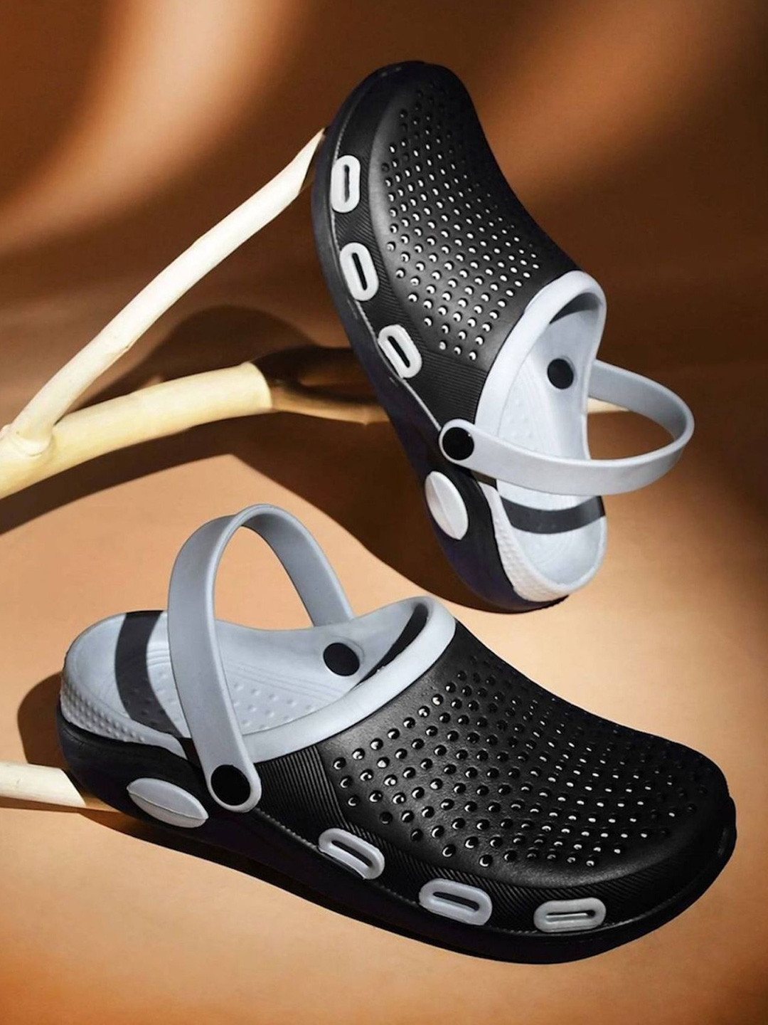 Looper Men Embellished Clogs