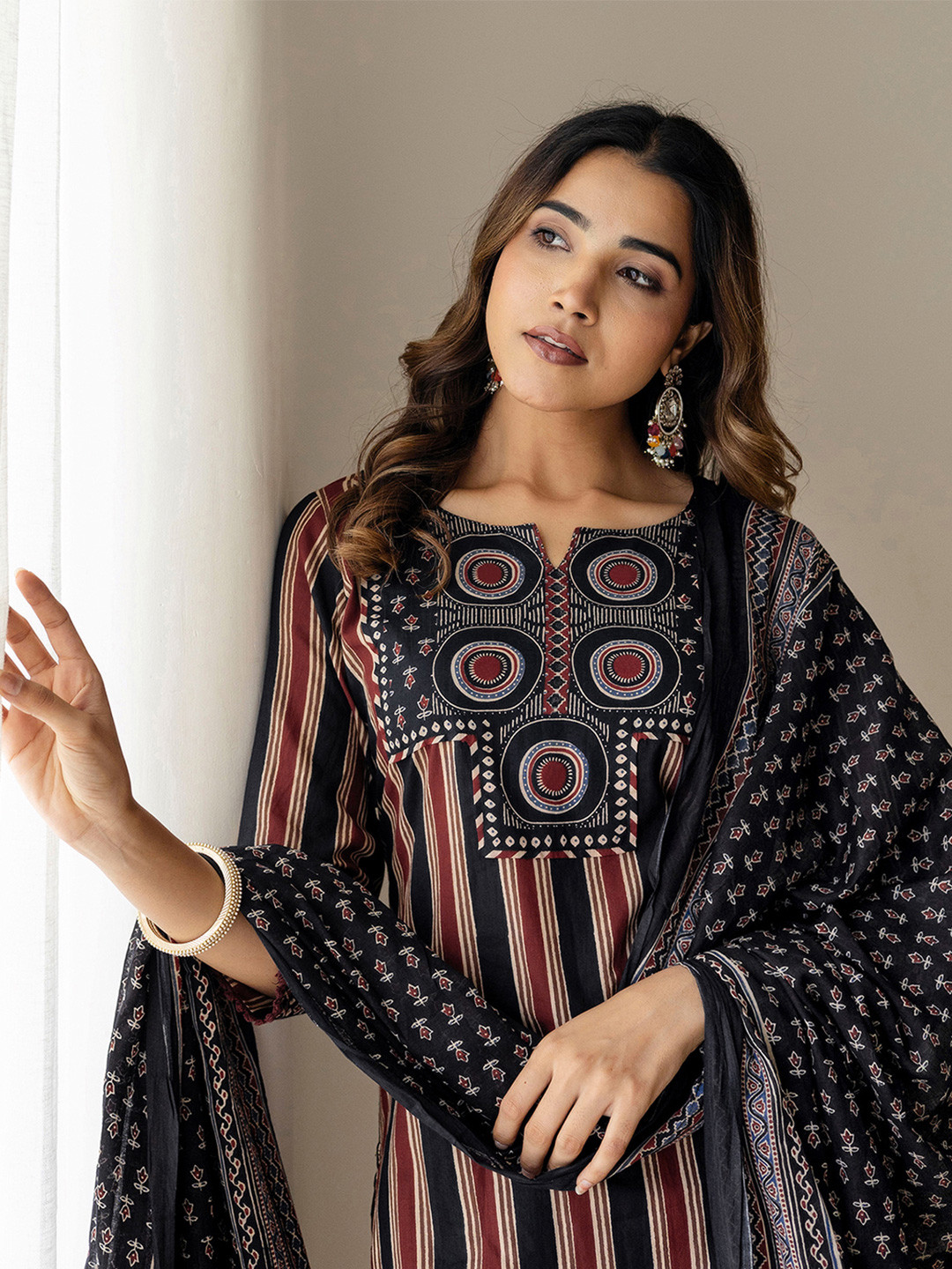 SKYLEE Women Geomrtric Printed Regular Kurta With Palazzos & Dupatta
