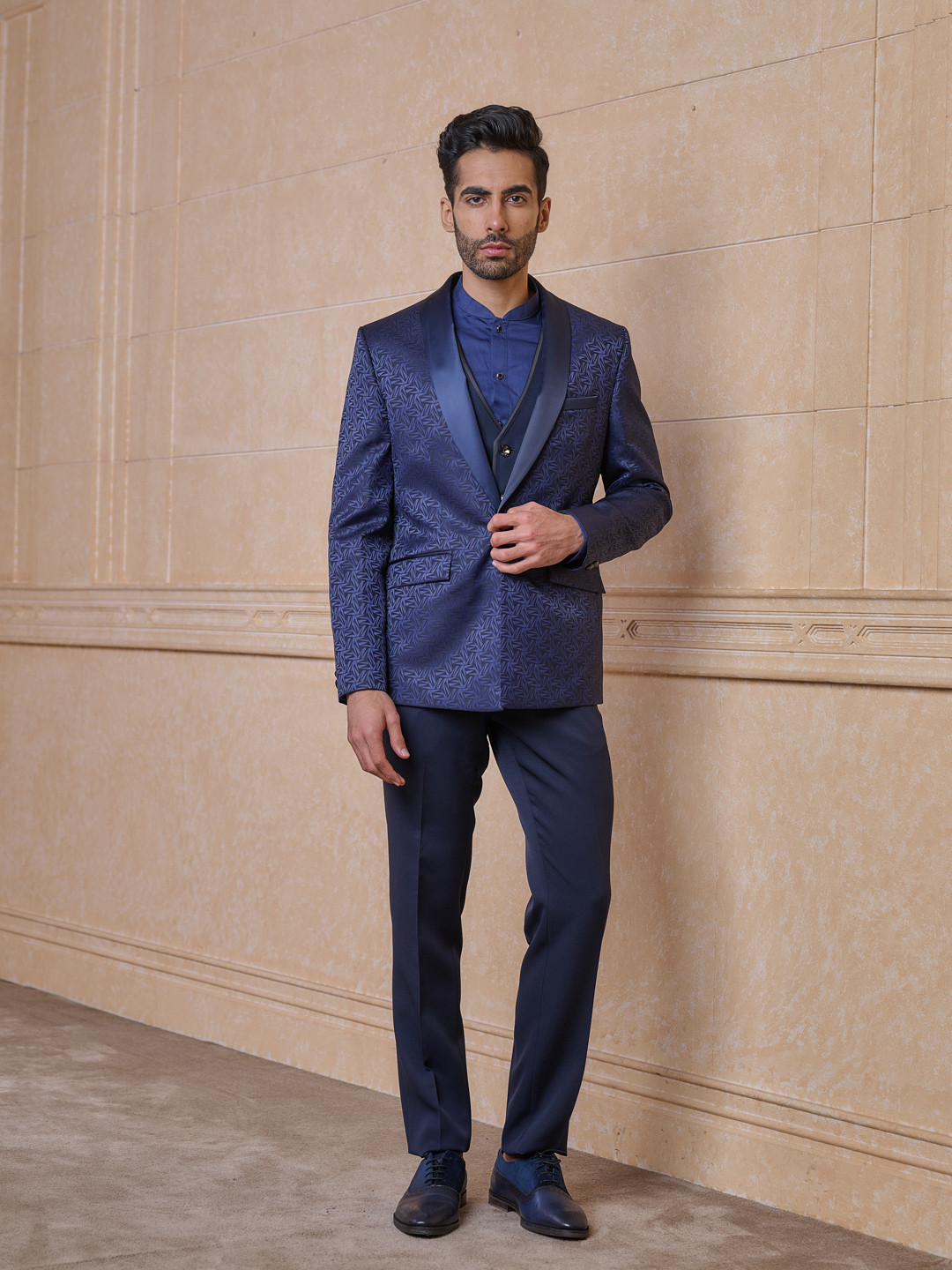 Tasva Men 4-Piece Jacquard Single Breasted Suit