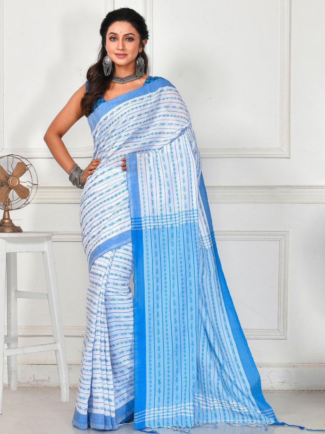 Crochetin pure cotton White and Blue woven handloom saree with running blouse piece
