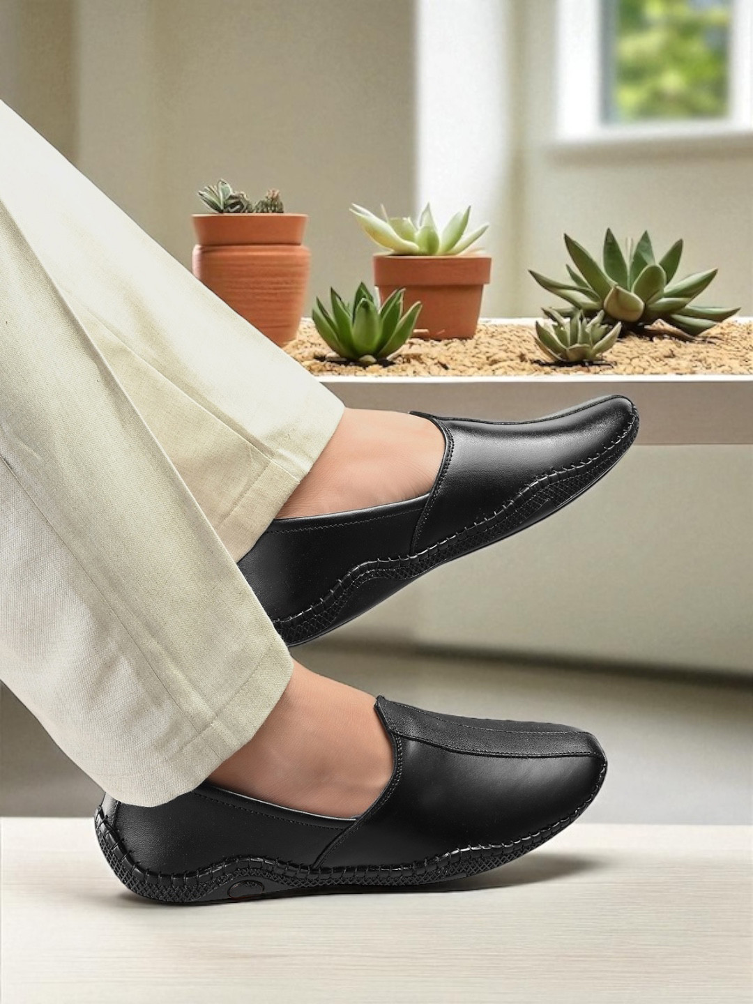 INVICTUS Men Textured Leather Loafers