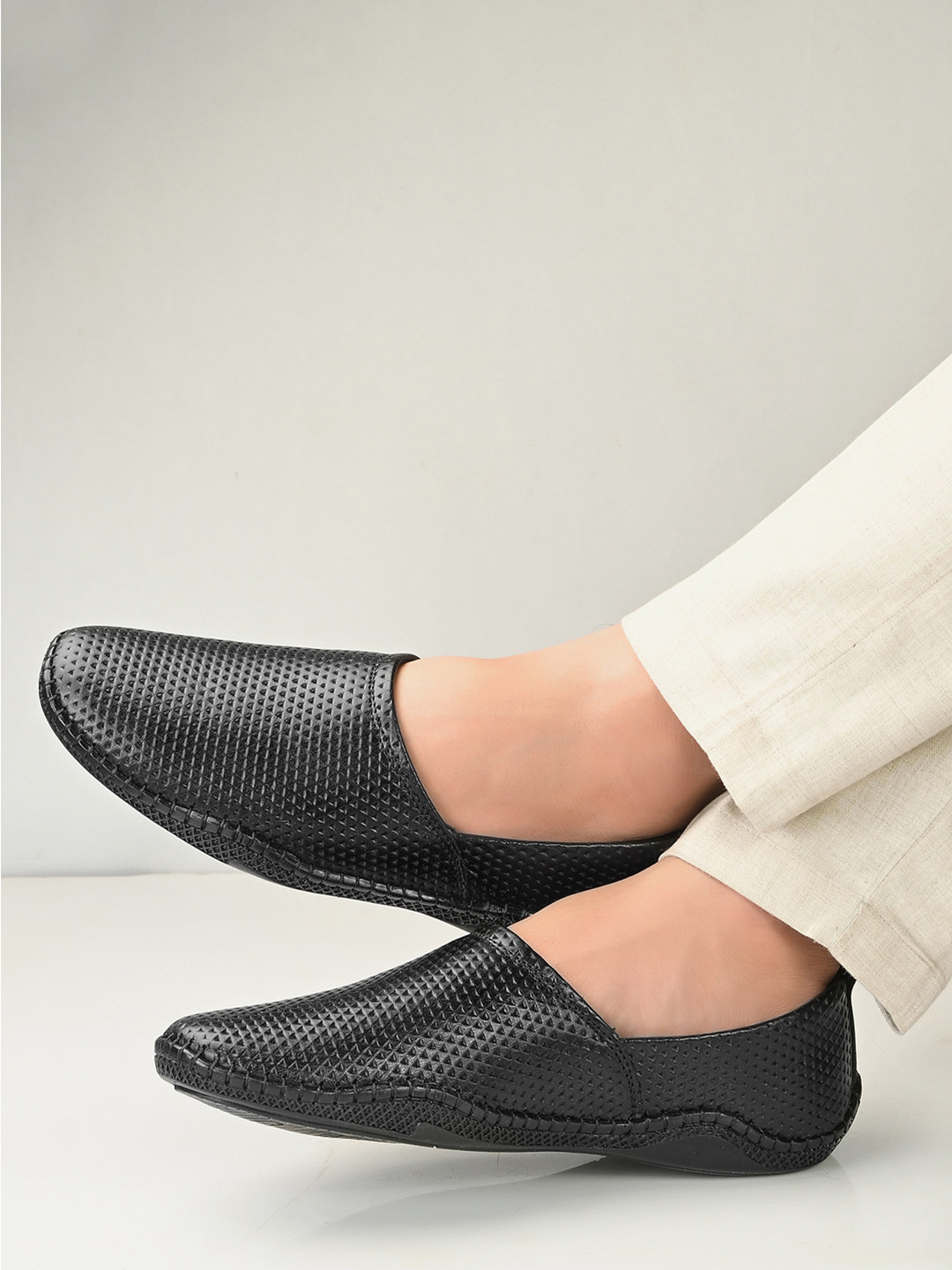 INVICTUS Men TexturedRound Toe Slip On Lightweight Loafers