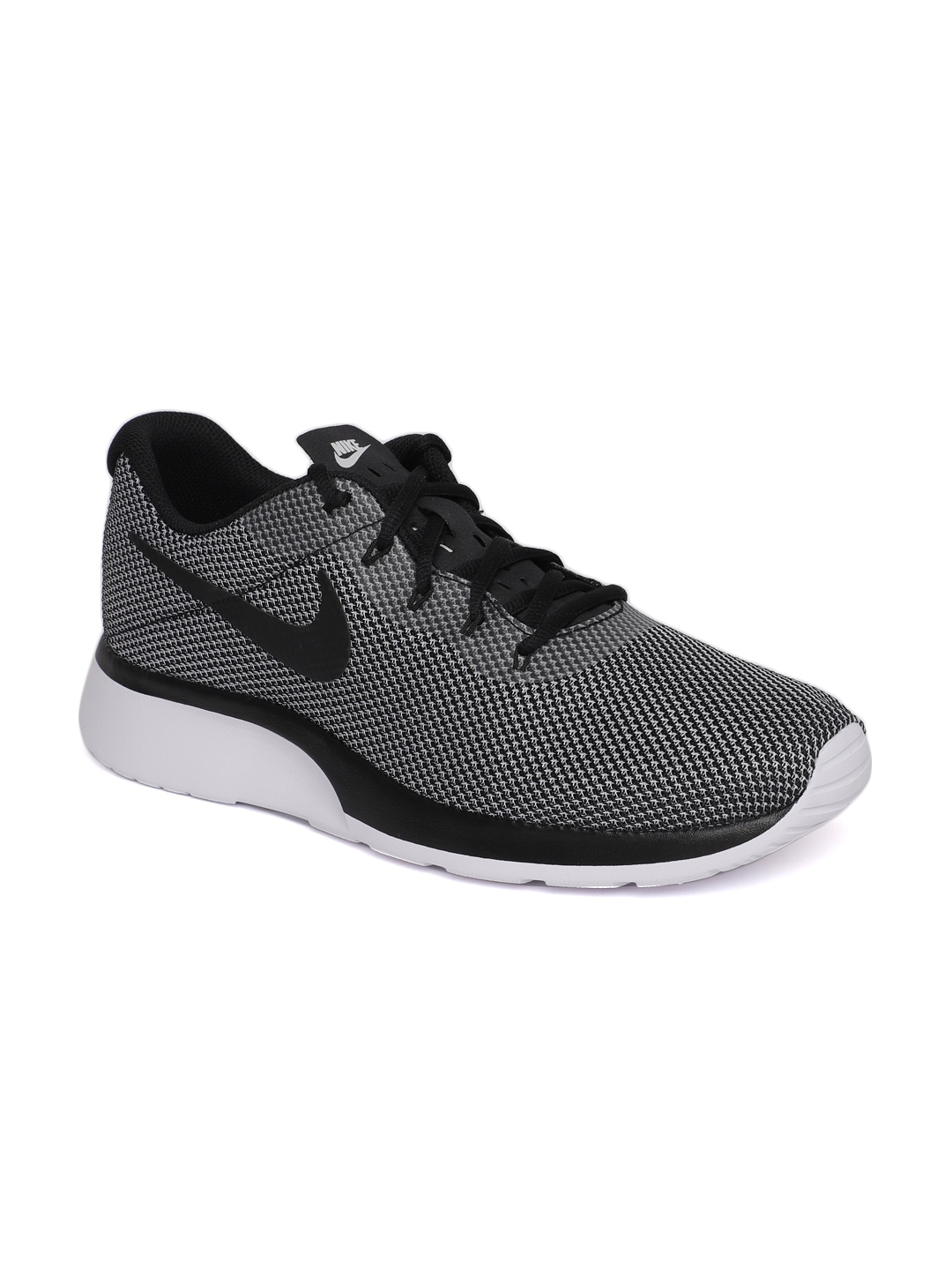 Canadá Turbina Peculiar Buy Nike Men Black & White Tanjun Racer Sneakers - Casual Shoes for Men  4030152 | Myntra