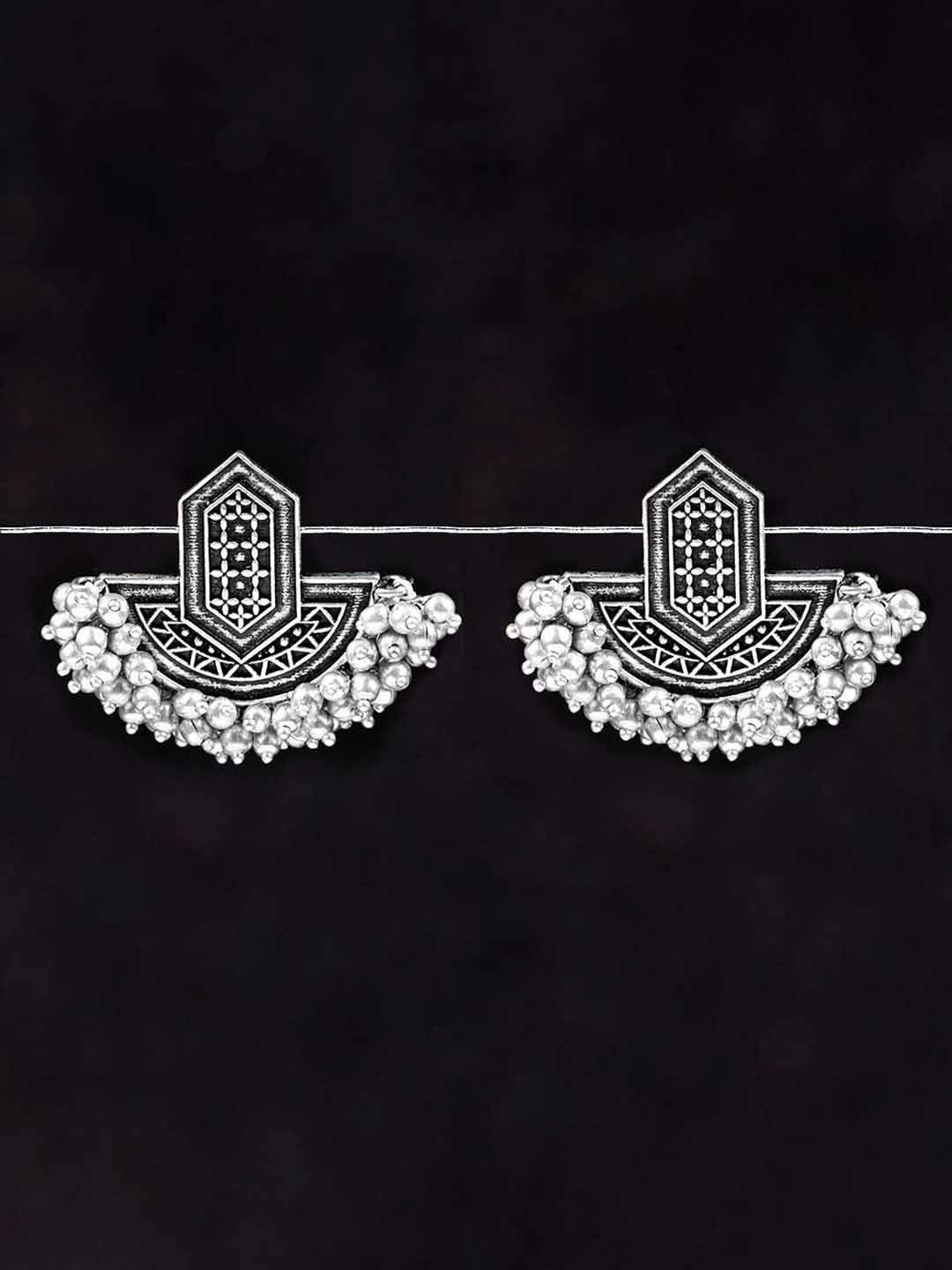 Leela Pearl Beauty Ear Studs