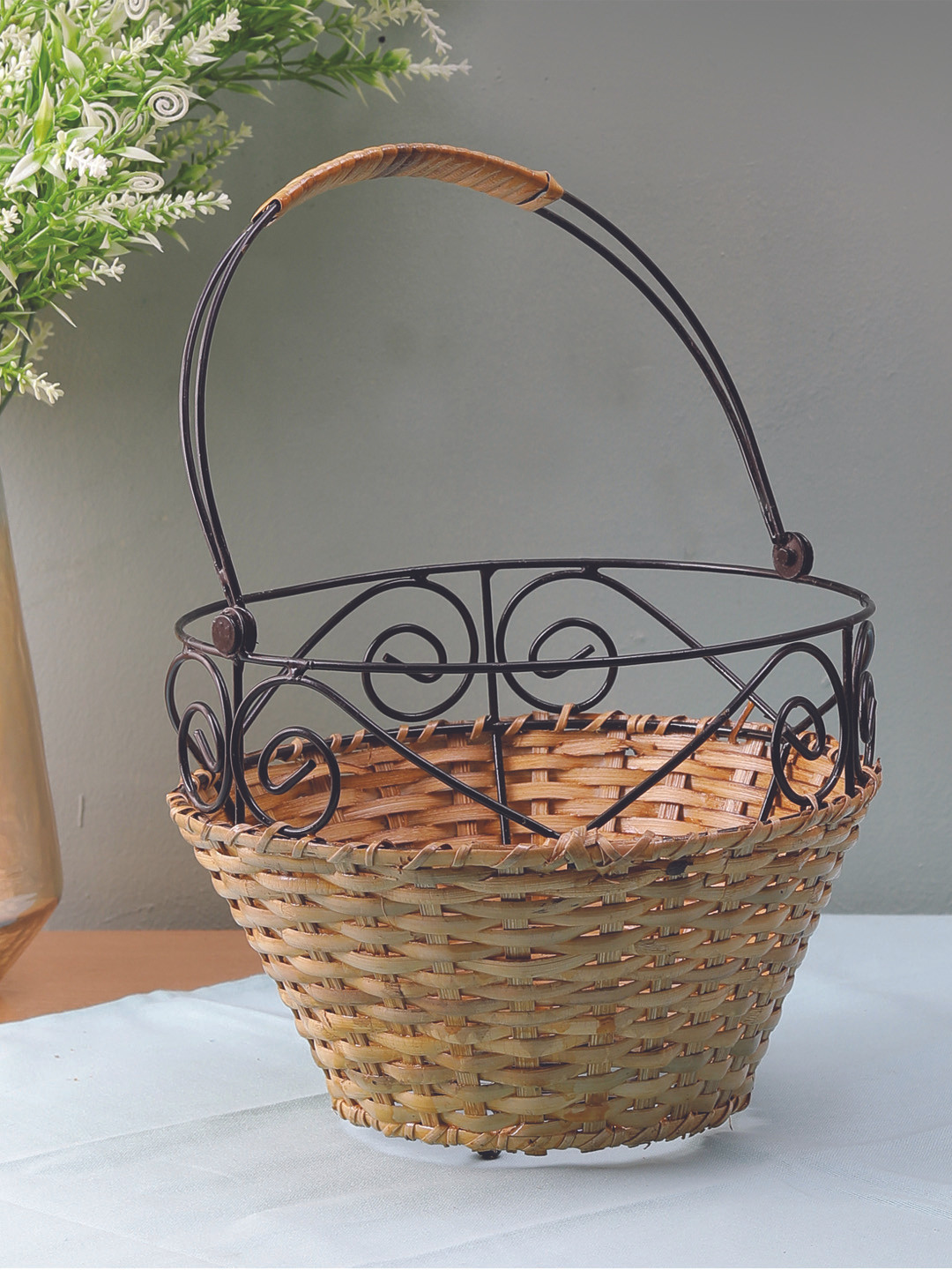 VarEesha Black & Brown Wicker Bamboo Fruit Basket with Handle