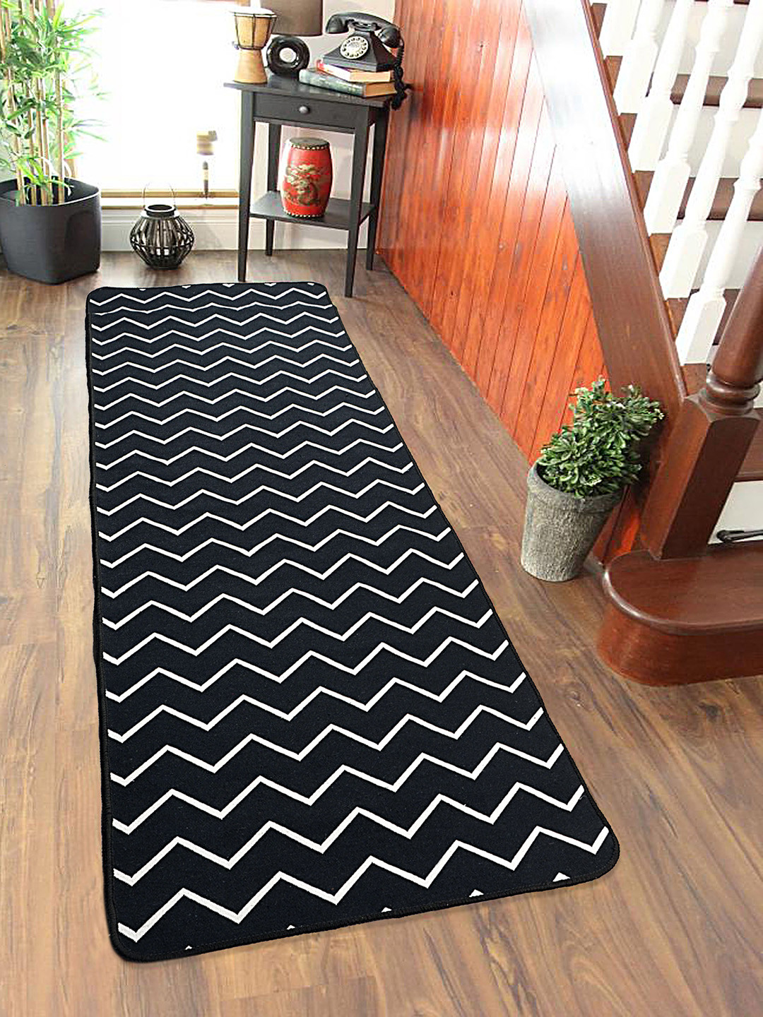 Saral Home Black & White Geometric Runner