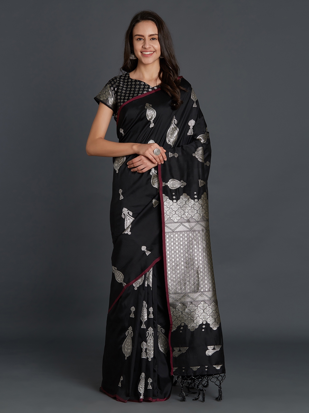 Black & Silver-Toned Silk Blend Solid Kanjeevaram Saree