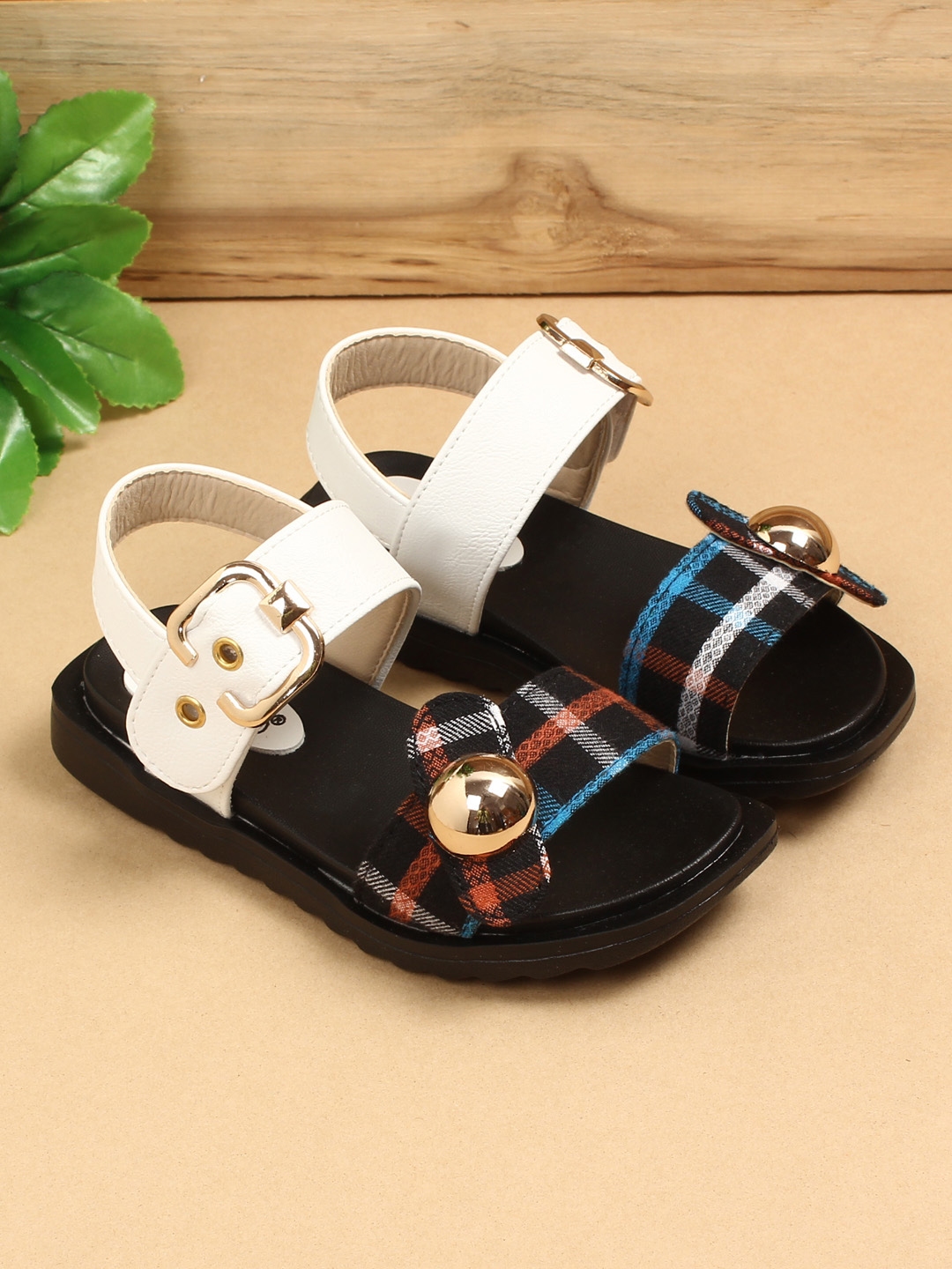 Walk trendy sandals online