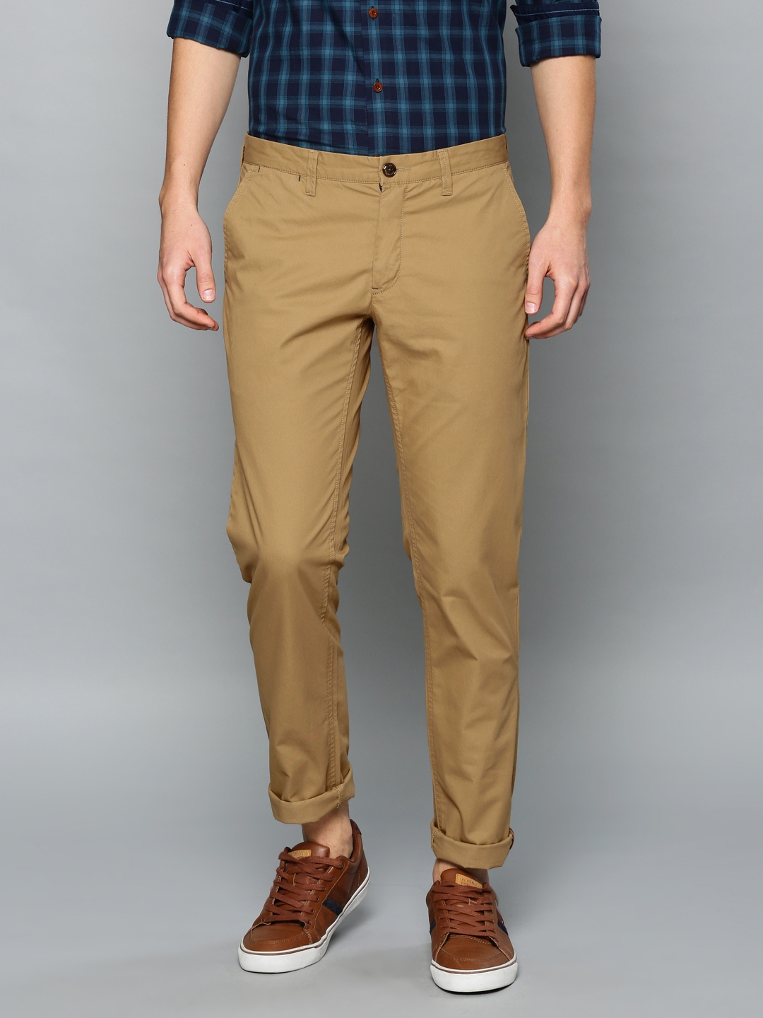 What Color Shirt Goes With Brown Pants? (Pics) • Ready Sleek