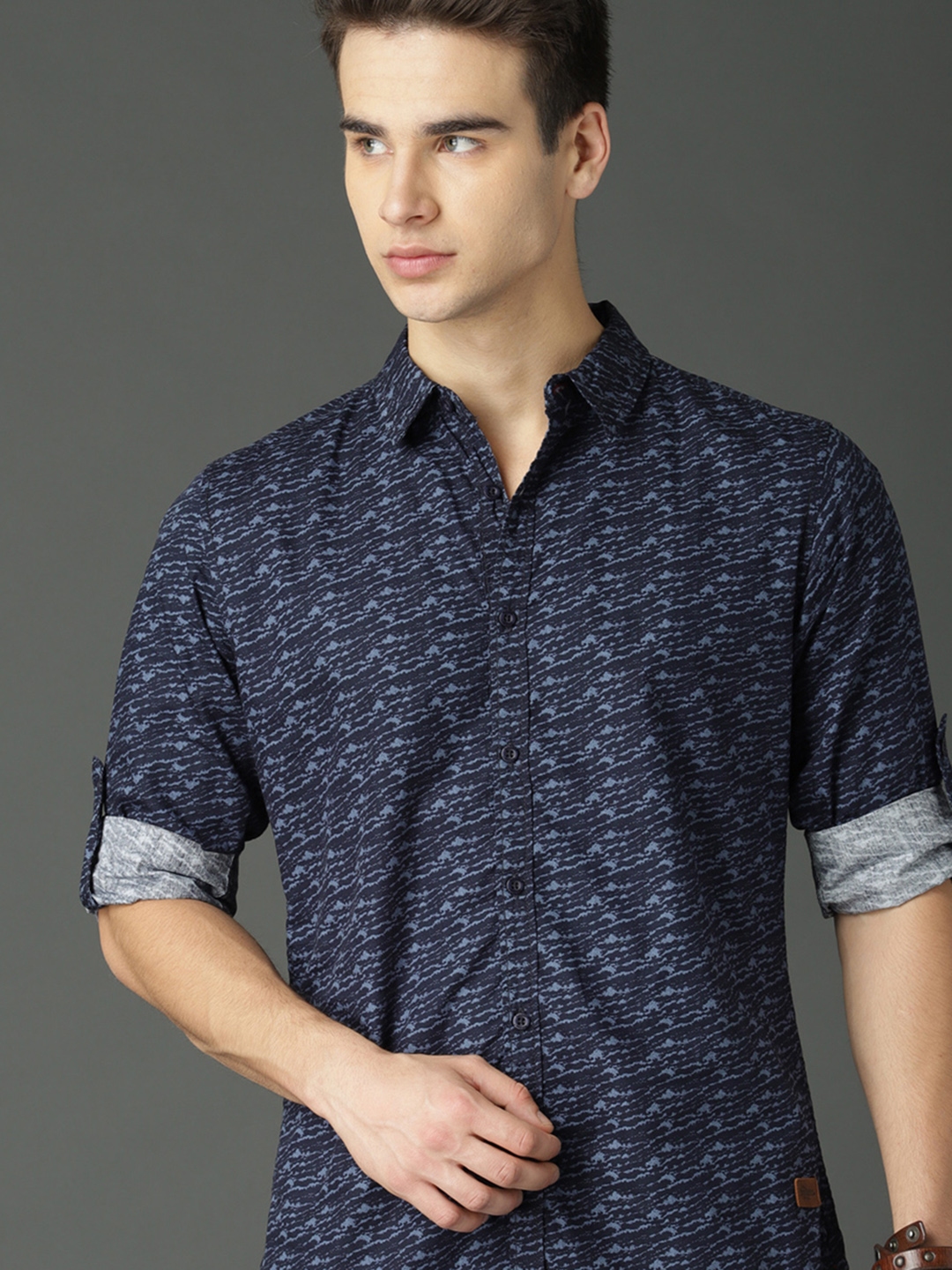 roadster men blue regular fit printed casual shirt