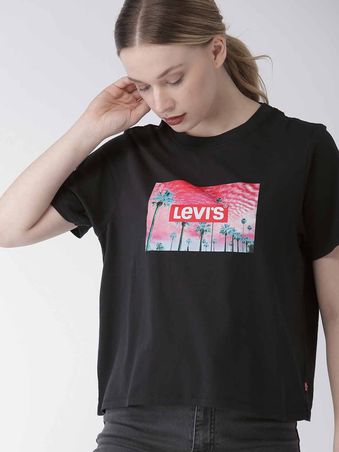 Buy Levis Women Black Printed Round Neck Pure Cotton T Shirt - Tshirts for  Women 8315381 | Myntra