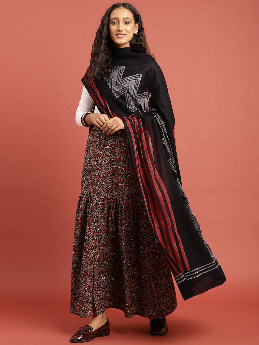 Taavi Women Black & Red Hand Block Print Pure Cotton Dupatta