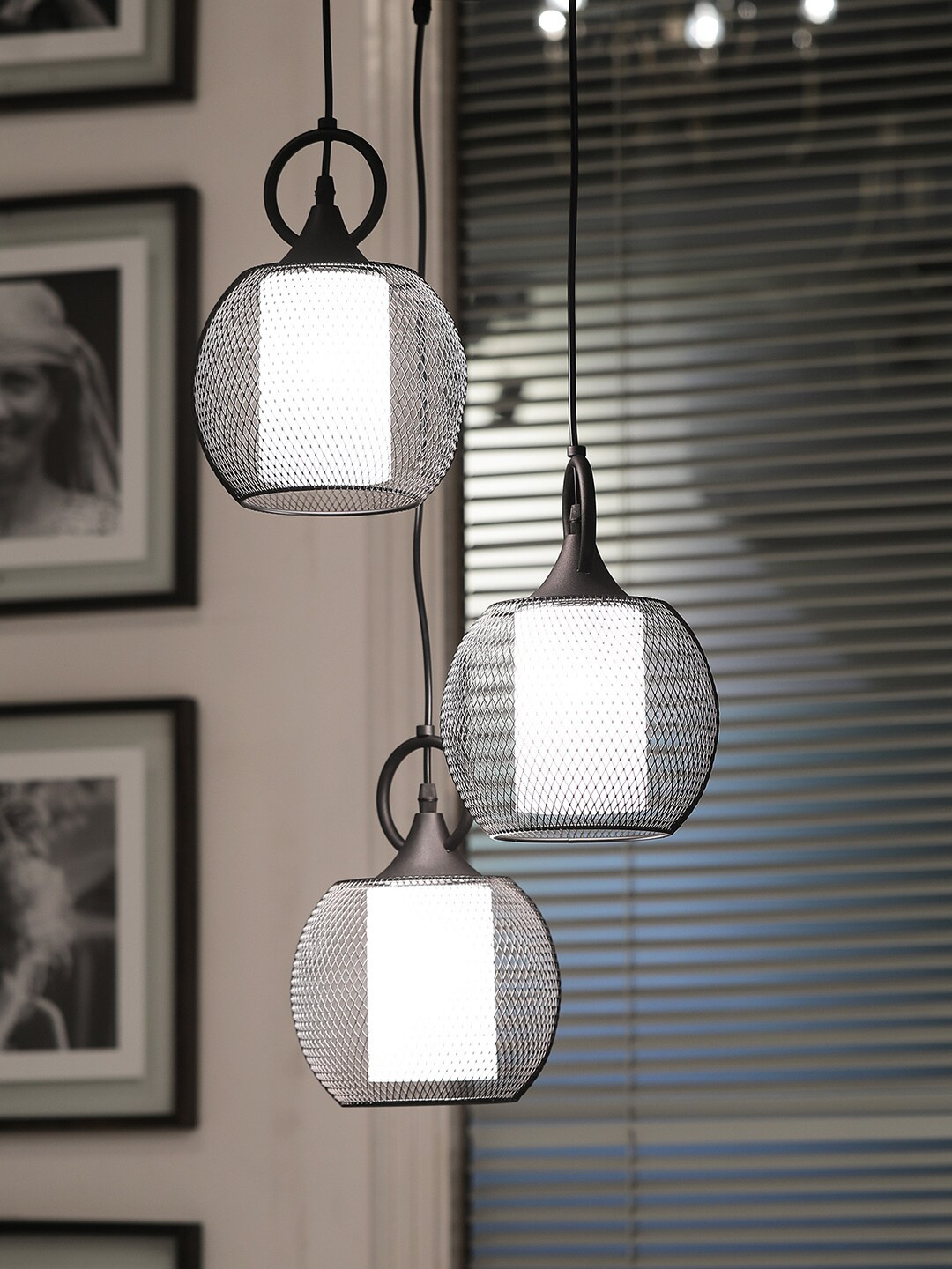 THE LIGHT STORE White & Black Self Design Cluster Lights